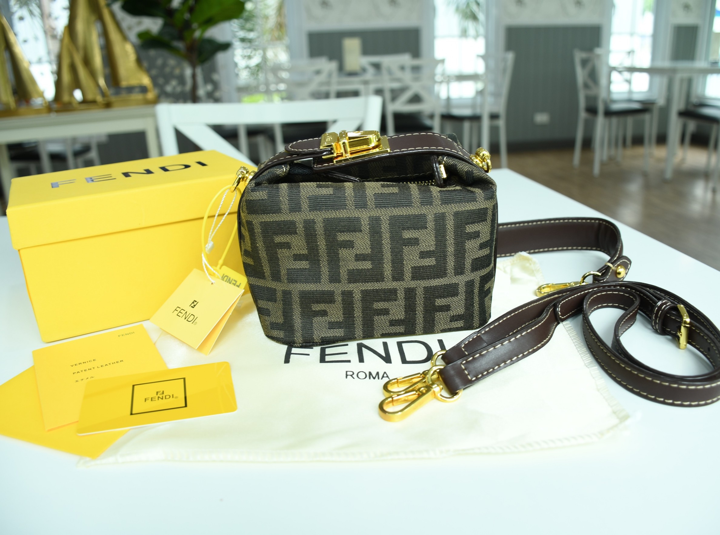 Fendi Tobacco Monogram FF Logo Zucca Buckle Belt Boston Mini Bag Brow Canvas Satchel กระเป๋าสะพายข้าง size mini สุดฮิต วัสดุ canvas จุของได้เยอะ ใส่iphone+ ได้ เปิดปิดด้วยซิป น่ารักมากกก ห้ามพลาดเลยค่ะใบนี้แนะนำสุดๆ มีสายสั้น+สายสะพายไหล่ ปรับสายได้