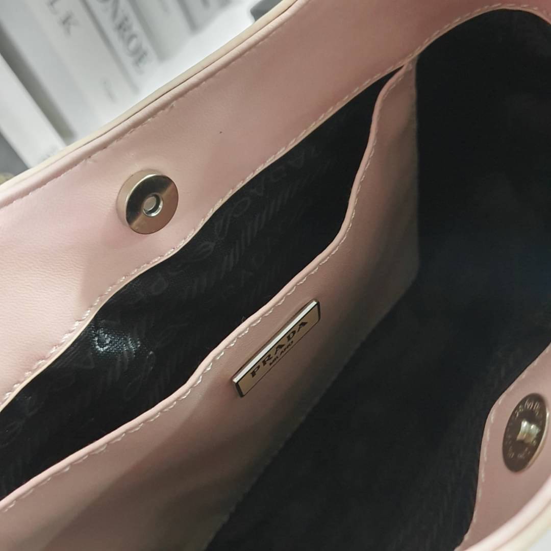 Prada Cleo brushed leather shoulder bag กระเป๋าทรงสวยยอดฮิต กับแบรนด์ PRADA งานพรีเมียมกิ้ฟท์จากแบรนด์ ทรงสะพายไหล่สวยหรูอยู่ทรง PRADA CLEO หนังเรียบดำเงาหรูสุดคลาสสิต เปิดปิดด้วยกระดุมอะไหล่เงินทั้งใบ ด้านในใส่กระเป๋าสตางค์ยาว มือถือ ของจุกจิกได้เยอะ มีป