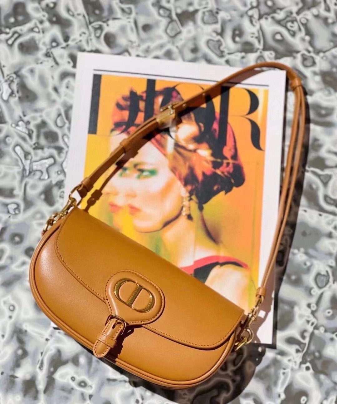 หนังแท้ DIOR BOBBY EAST-WEST BAG พร้อมส่งที่ไทย งานหนังแท้ทั้งใบเกรดออริจินอล ภาพสินค้าถ่ายจากงานขายจริง ใช้งานต่างประเทศได้ รุ่นใหม่ในฤดูกาลนี้ เพิ่มความทันสมัยให้กับซิลลูเอทของ Hobo ผ่านเส้นสายที่สง่างามและสัดส่วนที่กลมกลืนกัน สไตล์หนังลูกวัว โดดเด่นด้ว