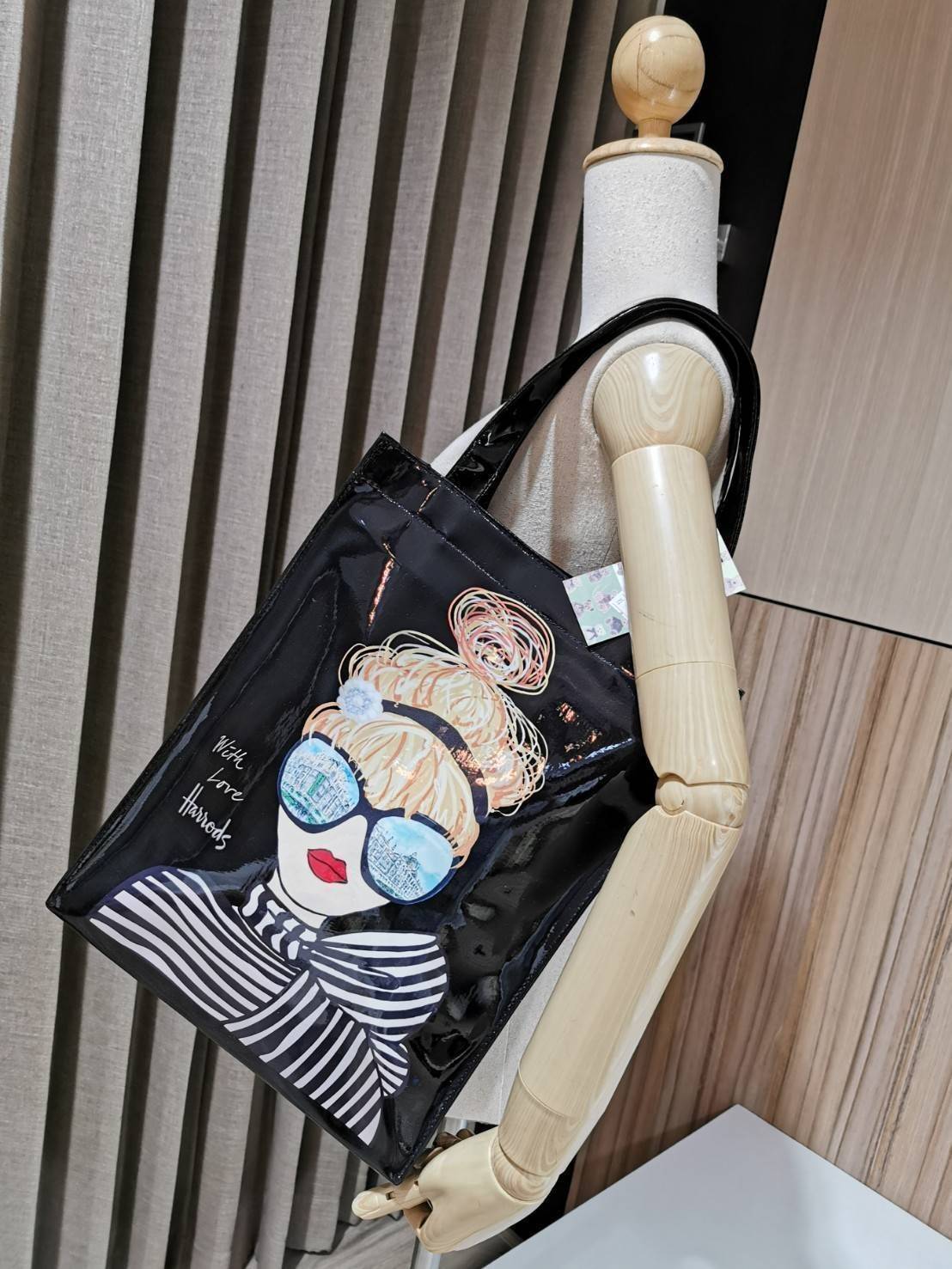 Harrods London Top-handle Shopping Bag (Large) กระเป๋า Shopping แบรนด์ดังจากอังกฤษไอเท็มยอดนิยมวัสดุ PVC+Polyester 100% ของแท้เนื้อหนาอยู่ทรงกันน้ำ ขนาดใหญ่กำลังดี รุ่นนี้ใส่เอกสาร A4 ได้ค่ะ เปิดปิดด้วยซิปสะดวกใช้ หัวซิปโลโก้แบรนด์อะไหล่เงินสวยดูดีภายในกว