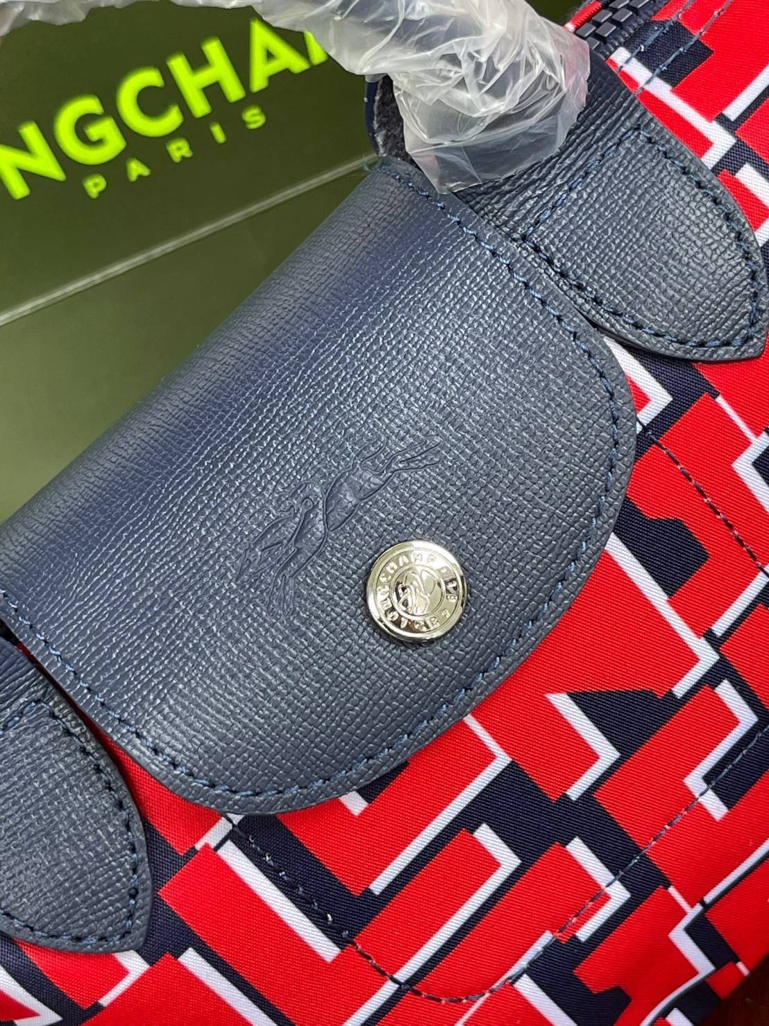 LONGCHAMP LE PLIAGE COLLECTION TOP HANDLE BAG XS พบกับคอลเลคชั่นใหม่ล่าสุด มีดีไซน์ที่เรียบหรูและคลาสสิก แฝงด้วยลูกเล่นแบบเฟมินีน แถมยังมีน้ำหนักเบาอย่างไม่น่าเชื่อ มาพร้อมกับหูจับกระเป๋าคู่และฝาปิดแบบกระดุม กระเป๋าถือใบนี้สามารถใช้ถือแบบทั่วไป มีสายสะพาย