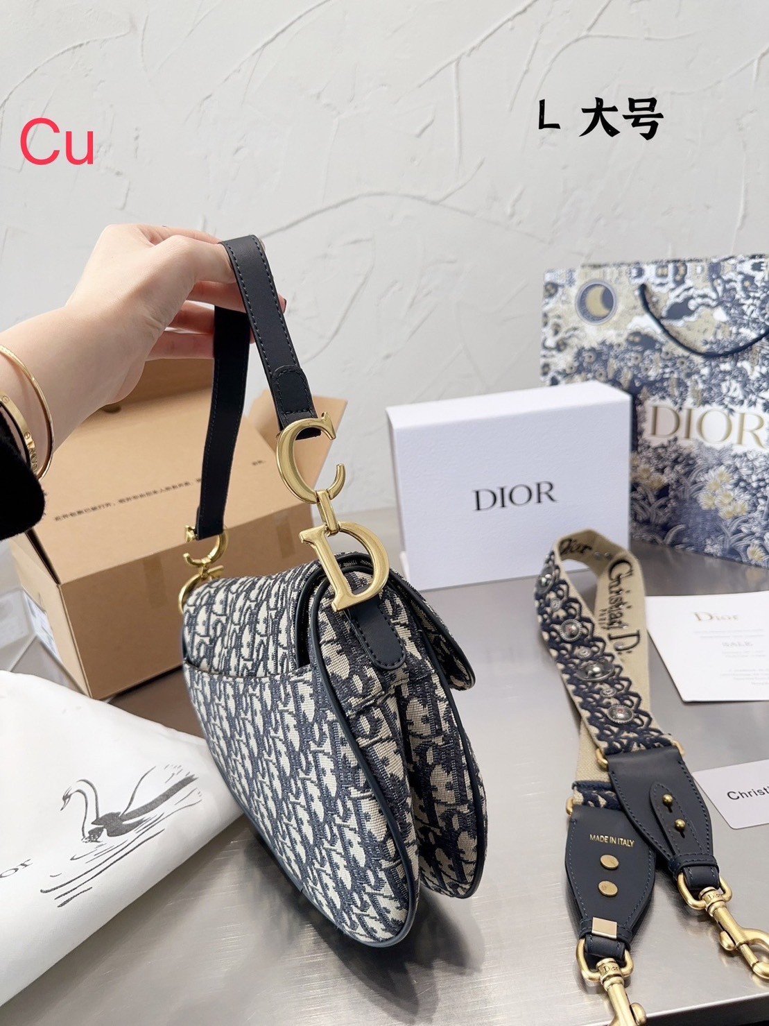 DIOR Saddle Bag with Strap 10" **รอบราคาพิเศษ** มาพร้อมสายครอสบอดี้สุดคุ้ม ไม่ได้รอบนี้คือพลาดน้า (ปกติสายยาวขายแยกนะคะ) กระเป๋ารุ่นยอดนิยม งานผ้าแจ็คการ์ดลาย Oblique ลูกเล่นห้อยด้วยตัวอักษร D ตรงหูหิ้วมีกิมมิค CD สีทอง