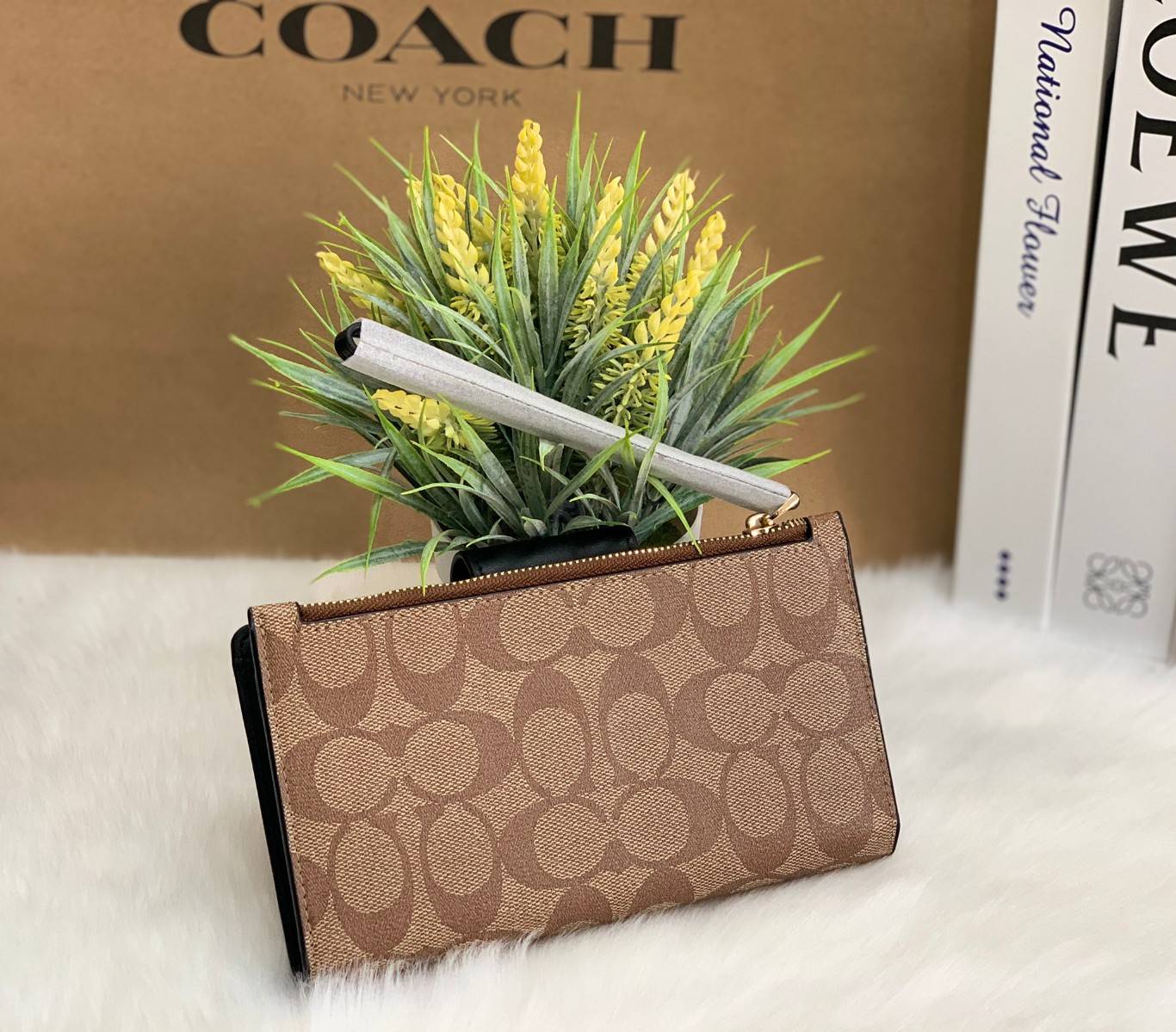 พร้อมส่งครบ 5 สี กระเป๋าสตางค์ที่สาวๆต้องมีติดตัวค่าา😘 COACH TECH WALLET IN COLORBLOCK SIGNATURE ((C2874)) ✔️กระเป๋าเงินใบยาว หนังแท้ พร้อมสายคล้องมือในตัวค่ะ ✔️เปิดปิดด้านหน้าแบบฝากระดุม ภายในมีช่องใส่ธนบัตร2ช่อง ;สามารถใส่มือถือ ip