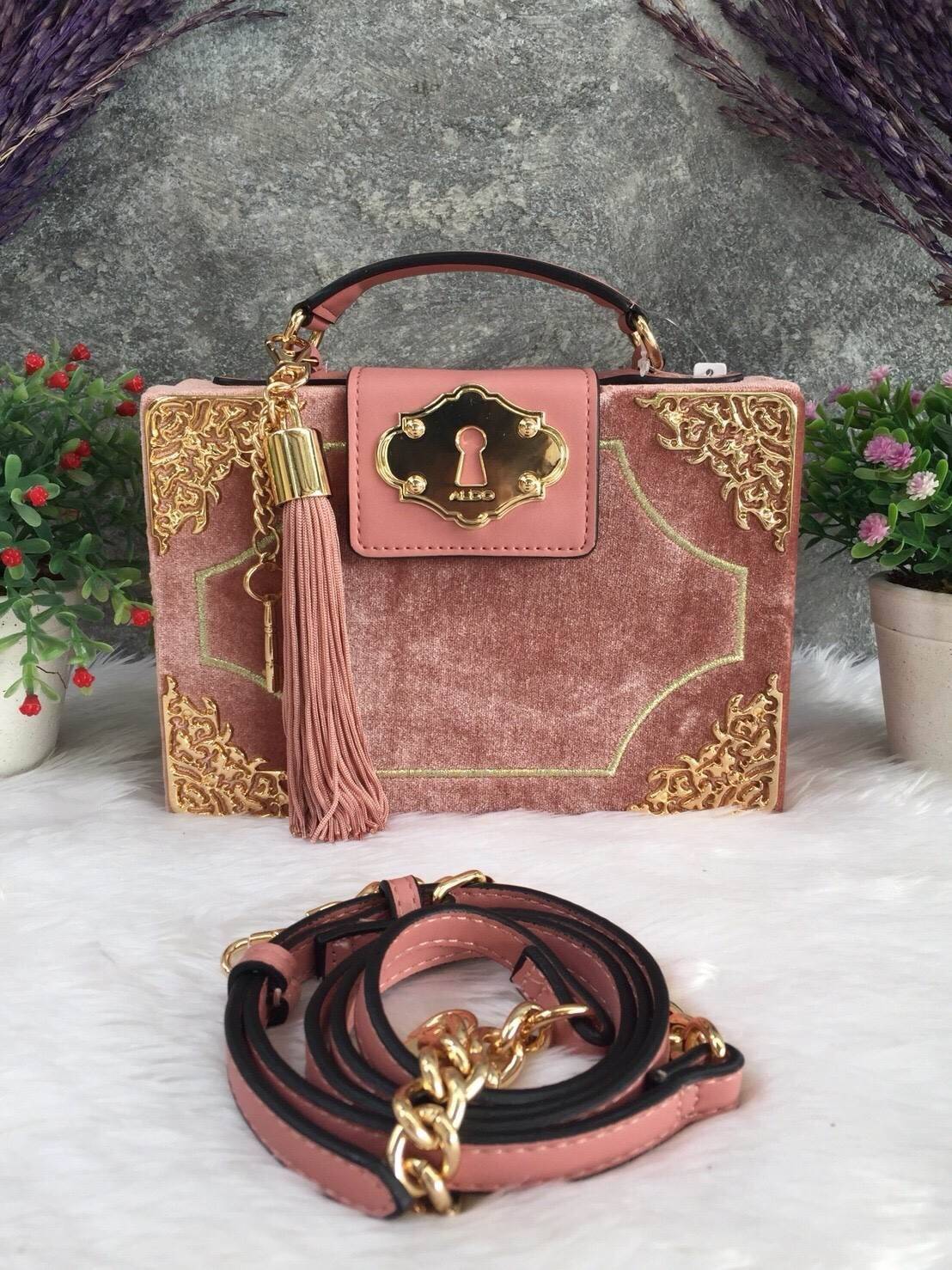 ALDO HARORTLAND BAG กระเป๋าทรง Box วัสดุผ้ากำมะหยี่แจ่งลาบฉลุสีทองสวยมากกกกกสุดๆ เปิดปิดด้วยกระดุมแม่เหล็ก เป็นลักษณะกล่อง เก๋ๆค่ะ ด้านในเป็นช่องโล่ง ใส่มือถือ กปต. เครื่องสำอางค์ จุได้เยอะค่ะ มาพร้อมสายยาว ปรับได้ 5 ระดับ และ พวงกุญแจพู่ ถอดได้ค่ะ แนะนำค