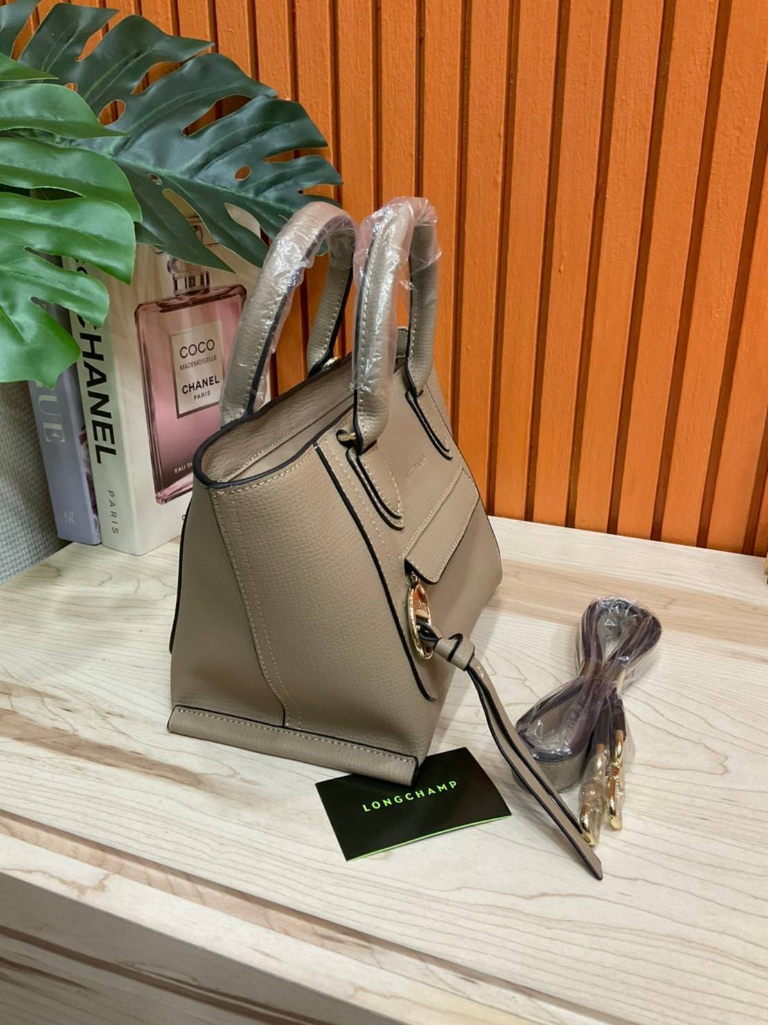 ของแท้ 💯% LONGCHAMP MINI MAILBOX TOP HANDLE BAG กระเป๋าถือ/Crossbody รุ่นหายาก!! รุ่นใหม่ล่าสุด ดีไซน์ด้วยเส้นด้ายที่ดูโฉบเฉี่ยว และ รูปทรงสี่เหลี่ยมคางหมู ทรงสวยโดดเด่น