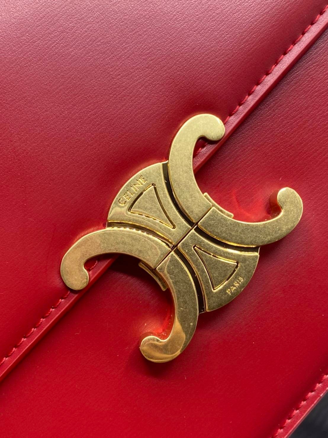 หนังแท้ CELINE TRIOMPHE CROSSBODY BAG ดีไซน์ยอดนิยมสไตล์สาว LISA ทรงสี่เหลี่ยมหนังสวยหรูอยู่ทรงเปิดปิดด้วยฝาปิดโลโก้แบรนด์อะไหล่ทอง ภายในมีช่องหลัก ช่องย่อย และช่องซิป สามารถใส่มือถือของใช้จุกจิกได้เยอะ มาพร้อมสายสะพายหนังยาวปรับระดับได้ จะสะพายไหล่ CROSS