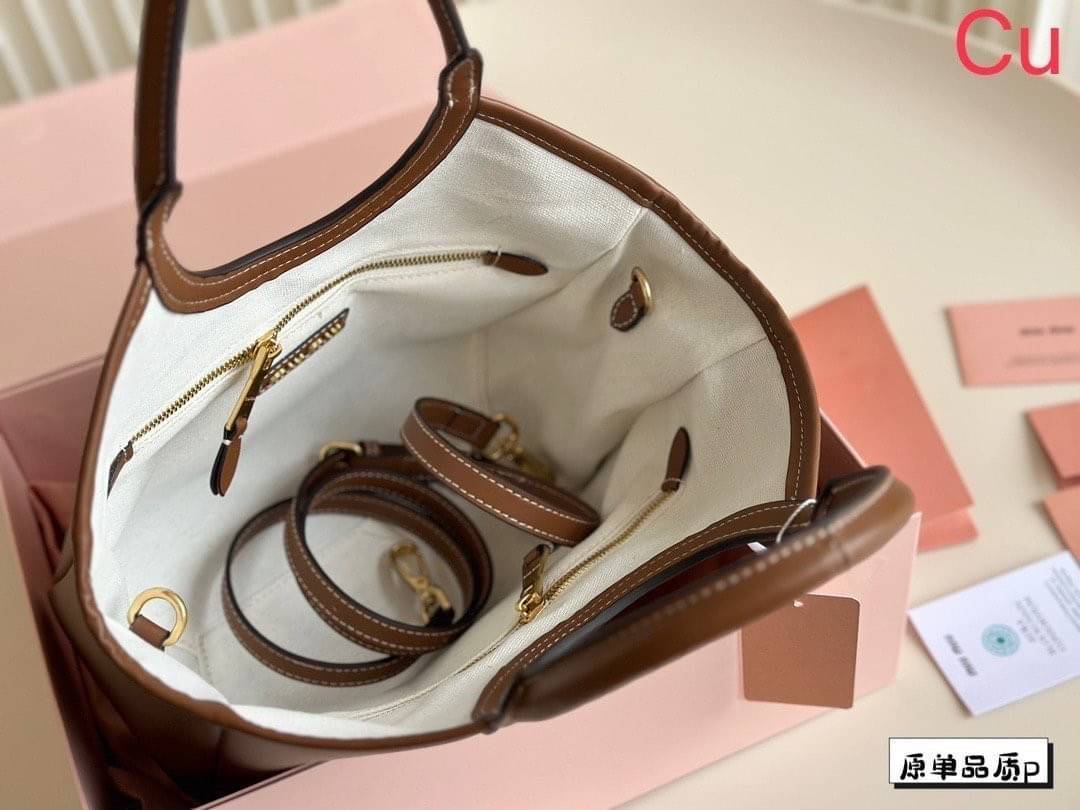 MIU MIU Ivy Leather Tote Bag กระเป๋าถือทรงโท้ทงานหนังเรียบเต็มใบ เรียบหรู มีความยูนิค จับแมตช์ง่าย สวยงามได้หลายสไตส์ ภายในโล่งกว้าง จุของได้เยอะ ใบจริงสวยเกินเบอร์จ้า