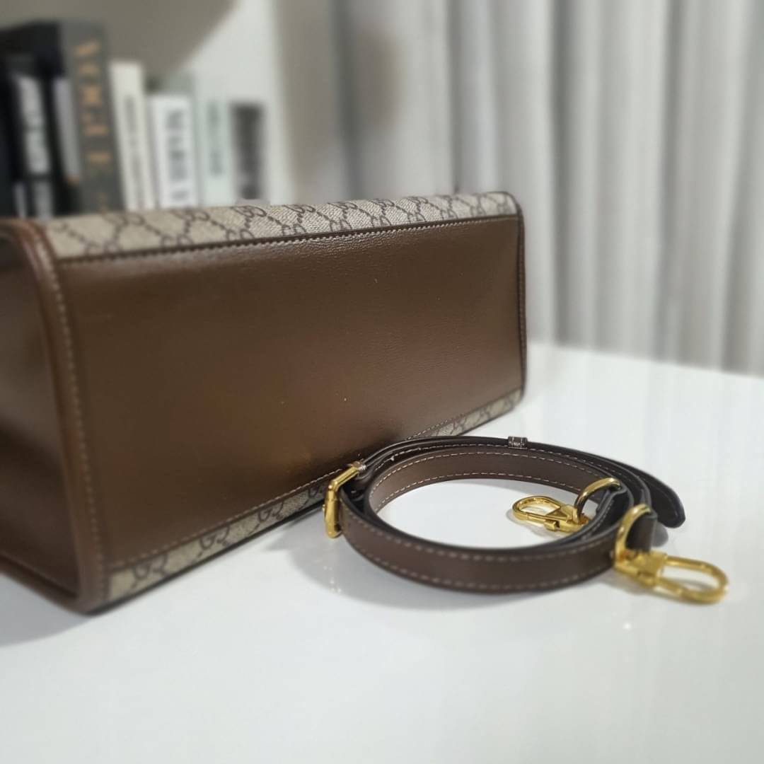 GUCCI FRAGRANCES CROSSBODY BAG VIP ORIGINAL 1:1 GIFT WITH PURCHASE (GWP) พรีเมี่ยมกิ๊ฟ Limited Edition จาก GUCCI PERFUME ใบใหญ่ทรง TOTE **ใส่ไอแพดได้ วัสดุ Geniune Leather หนังแท้ตัดผ้าแคนวาส ทรงเหลี่ยมสุดฮิต ดีไซน์สวยอยู่ทรง ภายในโล่งกว้าง มาพร้อมช่องซิป