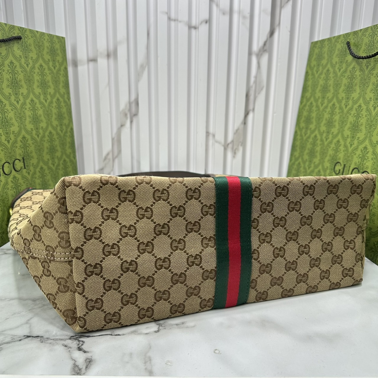 ORI หนังแท้ | Gucci Giglio Large tote bag / Monogram / Denim กระเป๋าทรงสะพายทรงโท้ทใบใหญ่ ดีไซน์ใหม่ล่าสุด สวยหรู่เท่มาก มาพร้อมใบเล็กเข้าเซ็ท พร้อมสายสะพายยาวเขียวแดงเป็นเอกลักษณ์ ภายในโล่งกว้าง จุของได้เยอะจุใจ