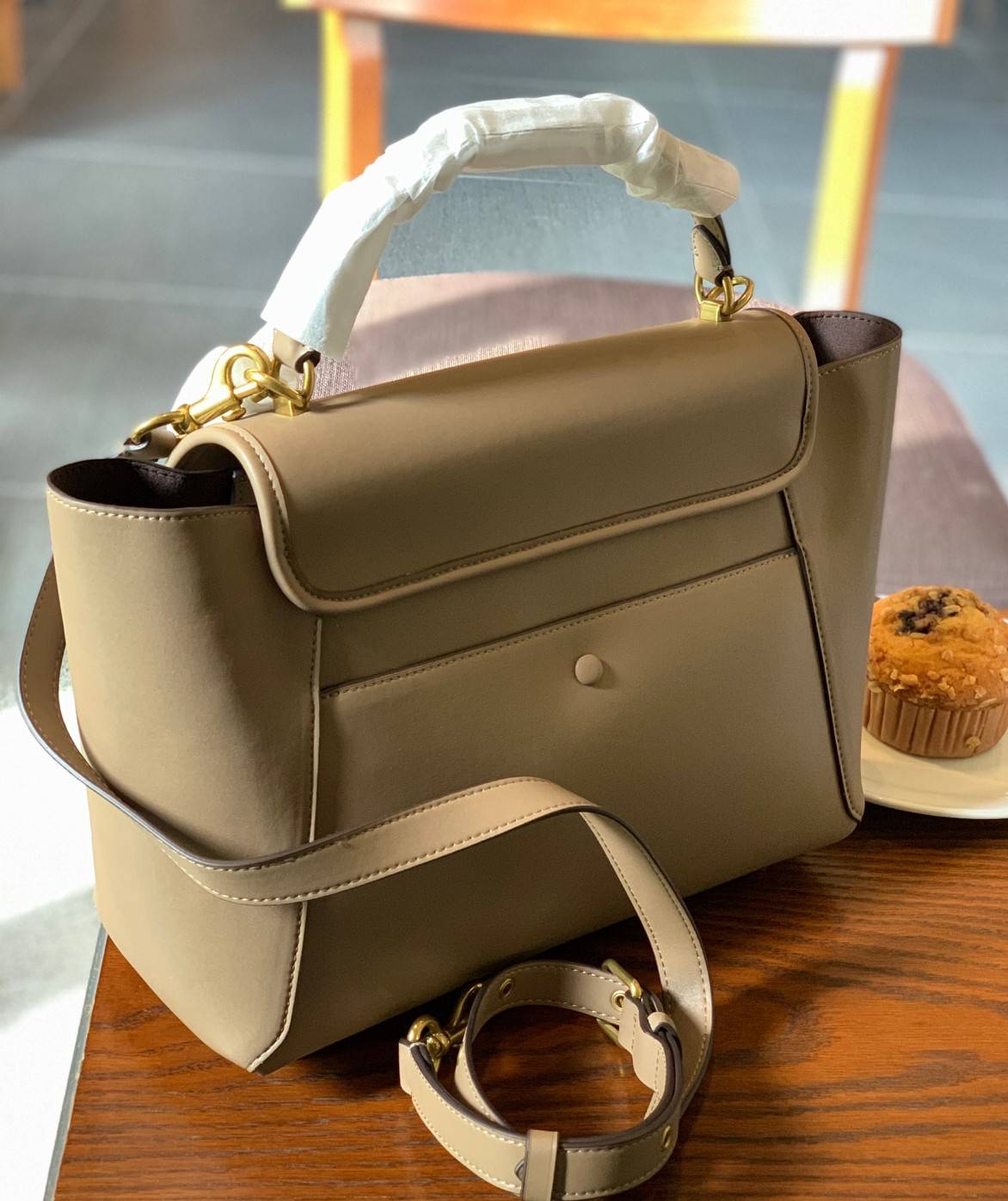 COACH COURIER CARRYALL 23 IN COLORBLOCK SIGNATURE CANVAS พร้อมส่ง 7 แบบ พร้อมส่ง ลุคดูไฮสุดๆค่ะ! กระเป๋าสะพายหนังหรูหราและคลาสสิค หนังแท้ชั้นดีที่สุด น้ำหนักเบา หนังสวยมากก สัมผัสแล้วหลงรักแน่นอนจ้าา😘