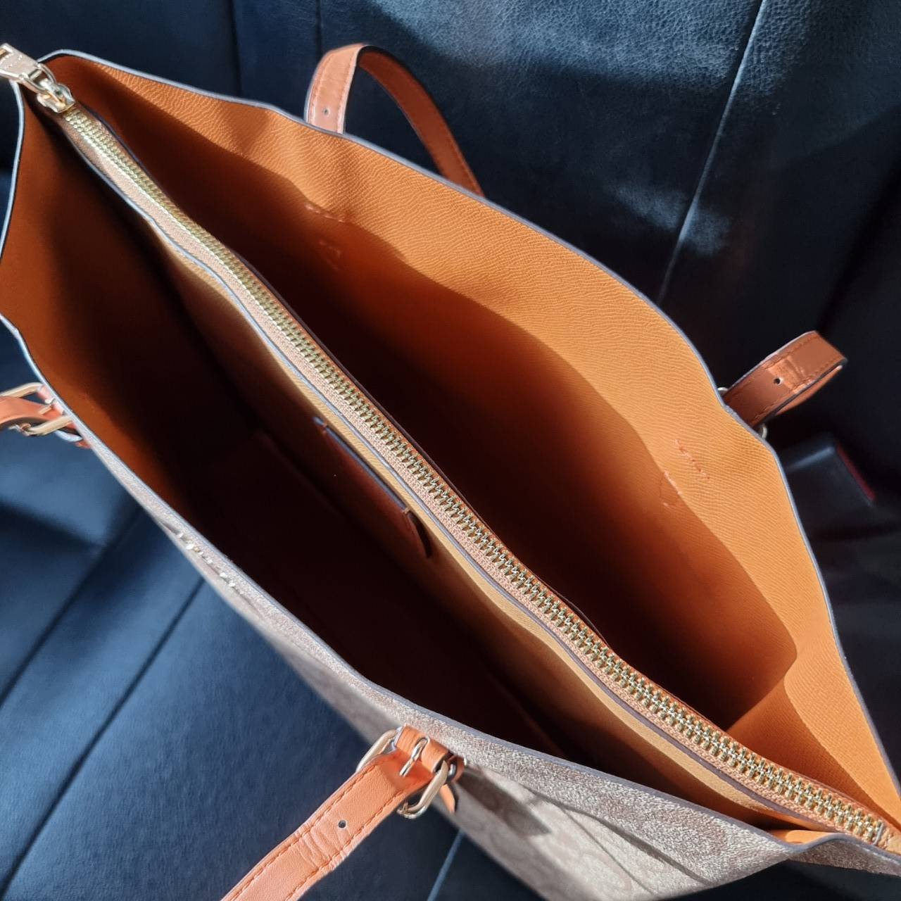 COACH 1665 MOLLIE TOTE IN SIGNATURE CANVAS กระเป๋าโท้ทใบใหญ่ ไม่ต้องกลัวของหล่นหายอีกต่อไป!! ทรงสวยใส่ของได้เยอะจริงๆ สีนี้คือคุณหนูหรูจัดมาก!! วัสดุหนังแคนวาสเคลือบลาย ภายในโล่งกว้าง มีช่องซิปกลางใส่ของได้อีก สะพายใบนี้ไปต่างจังหวัดได้สบายๆ ตอบโจทย์สาวๆท