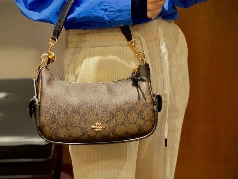 COACH C7223 PENNY SHOULDER BAG 25 IN SIGNATURE CANVAS คอลเลคชั่นเพนนีสุดคิ้วท์ ในรูปแบบของกระเป๋าสะพายไหล่กึ่งทรงพอช พร้อมเสิร์ฟความสวยถึงบ้านไปเลย!! ด้วยดีไซน์คลาสสิคย้อนยุค ที่แอบแฝงความเรียบหรู มาพร้อมสายสะพาย 2 เส้น เป็นสายคล้องมือและสายสะพายครอสบอดี้