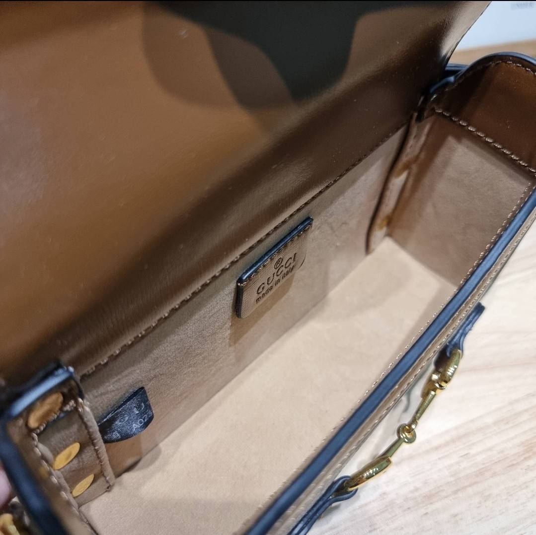 Gucci Horsebit 1955 Mini Bag / GC crossbody horizon mini bag กระเป๋าสะพายข้างขนาดกำลังดี สวยอยู่ทรง วัสดุหนังแคนวาสทนทาน แฝงความหรู เปิด-ปิดฝาสอดพร้อมแม่เหล็กในตัว ภายในเป็นช่องโล่ง ใส่โทรศัพท์ได้ทุกรุ่น พกแทนกระเป๋าสตางค์ ใส่บัตร ใส่ธนบัตรพกง่ายๆก็ได้ สา