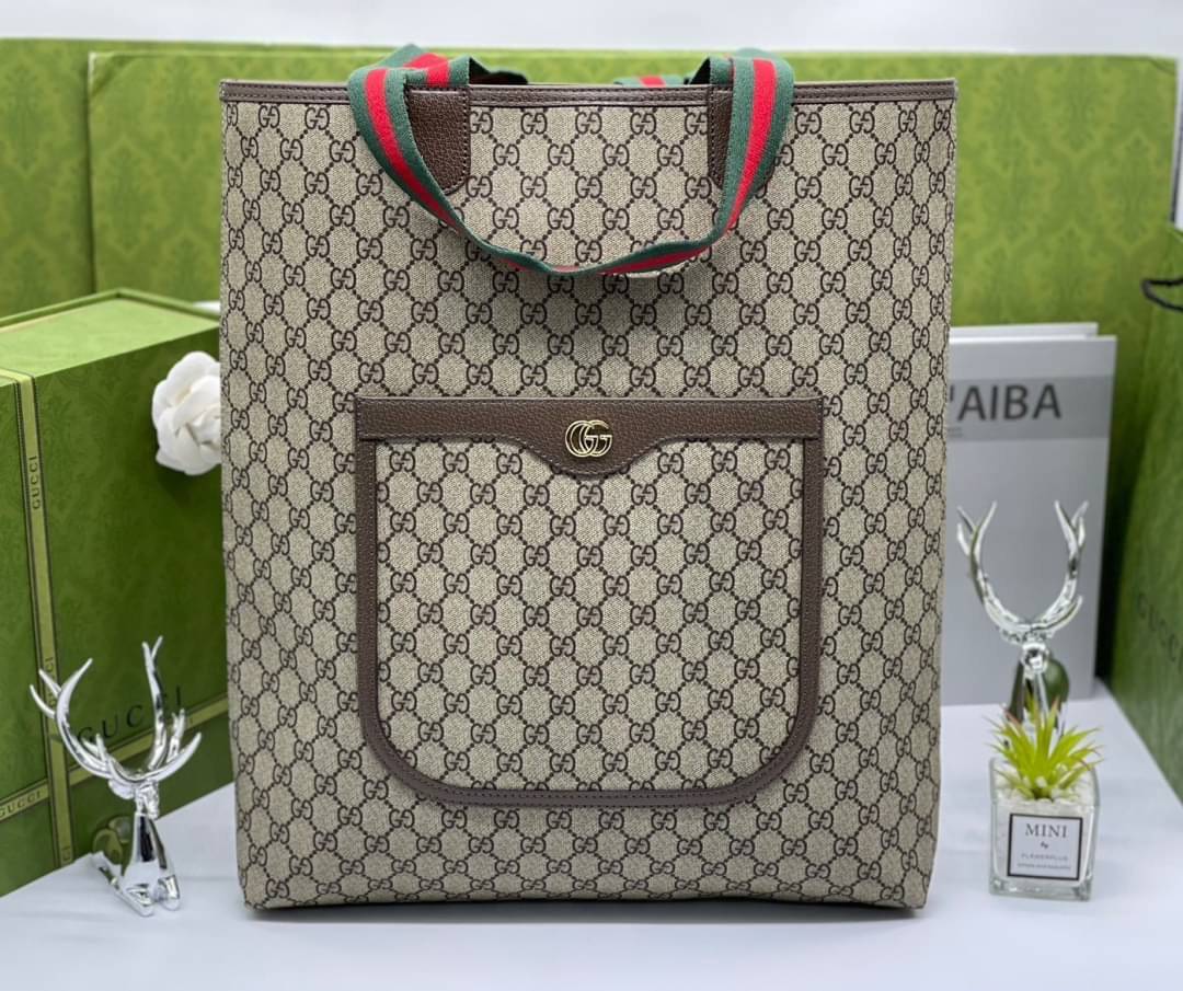 GUCCI tote bag vintage monogram 16" เกรดออริจินอล กระเป๋าโท้ทวินเทจใบใหญ่ ตัดเย็บอย่างพิถีพิถัน ภายในช่องโล่งกว้างจุได้เยอะ รูปทรงออกแบบ หยิบจับสะดวก สามารถใส่กระเป๋าสตางค์ พวงกุญแจโทรศัพท์มือถือ iPad และเอกสารได้ จะถือหรือสะพายชิวๆในวันหยุดสบายๆ ก็ส