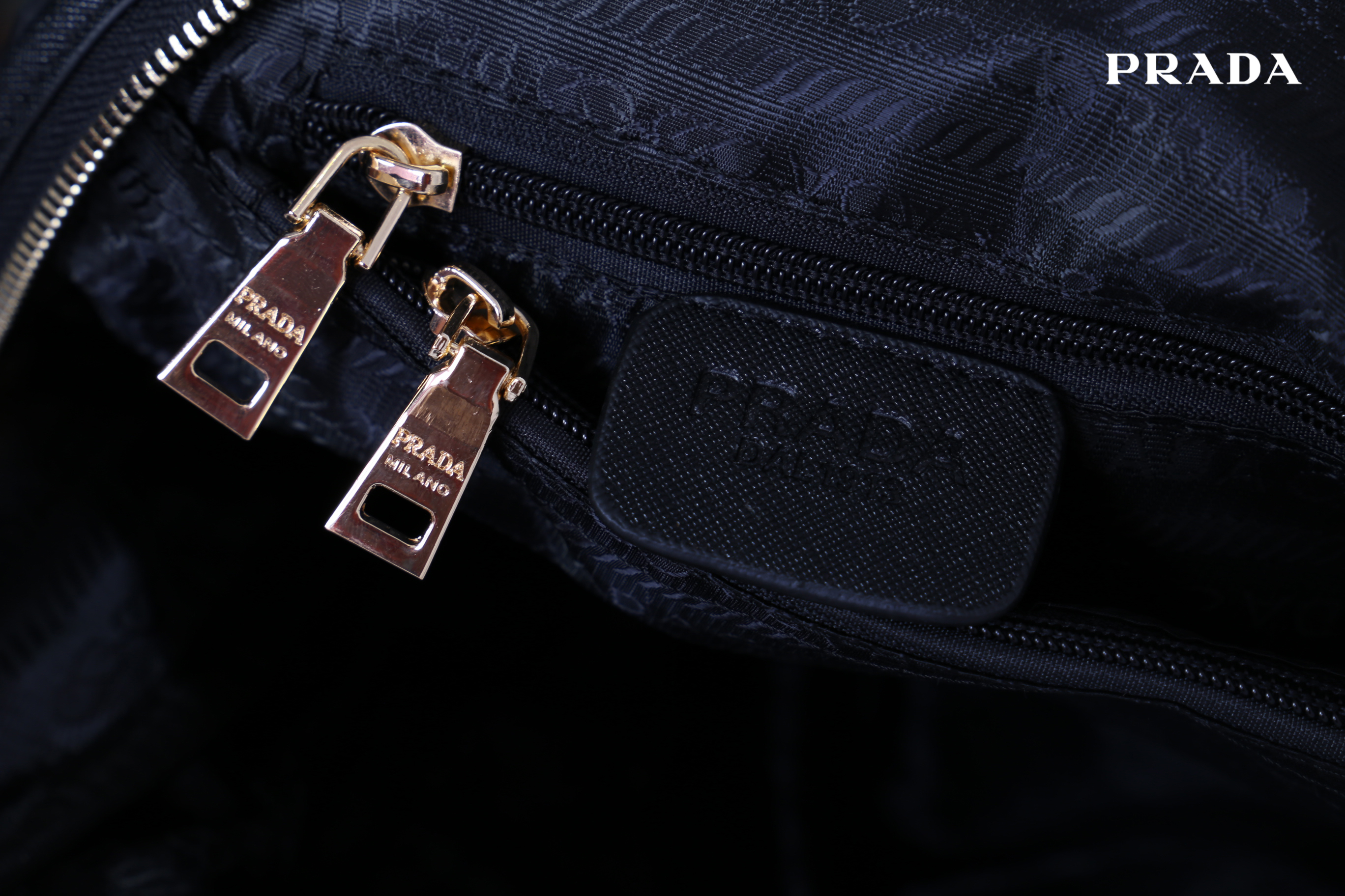 Prada Nylon Backpack สินค้า Premium gift วัสดุผ้า Nylon คุณภาพดี วัสดุอะไหล่ทองสวยหรู น่าใช้ ดีไซน์คลาสสิค ด้านหน้ามี 1 ช่อง มีตัวล๊อก ตัวช่องสามารถใส่ Ipad ได้ ด้านข้างมีช่องใส่ของจุกจิกได้ทั้งสองฝั่ง รุ่นนี้เปิดปิดแบบซิป ด้านในโล่งกว้าง จุของได้เยอะเลยค