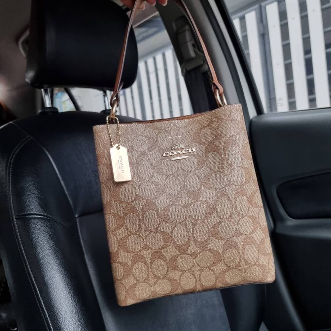 COACH 2312 SMALL TOWN BUCKET BAG IN SIGNATURE CANVAS รุ่นยอดนิยมใบเล็กมาครบสีแล้วจ้า กระเป๋าทรงบัคเก็ต สีผู้ดี๊ผู้ดี ตัวกระเป๋าดีไซน์คลาสสิคลายซี ดูโดดเด่น วัสดุหนังแคนวาสเคลือบลาย สวยคมทุกมุมจริงๆ!! เปิด-ปิดด้วยกระดุมแม่เหล็กทั้ง 2 ฝั่ง ภายในเป็นช่องโล่ง