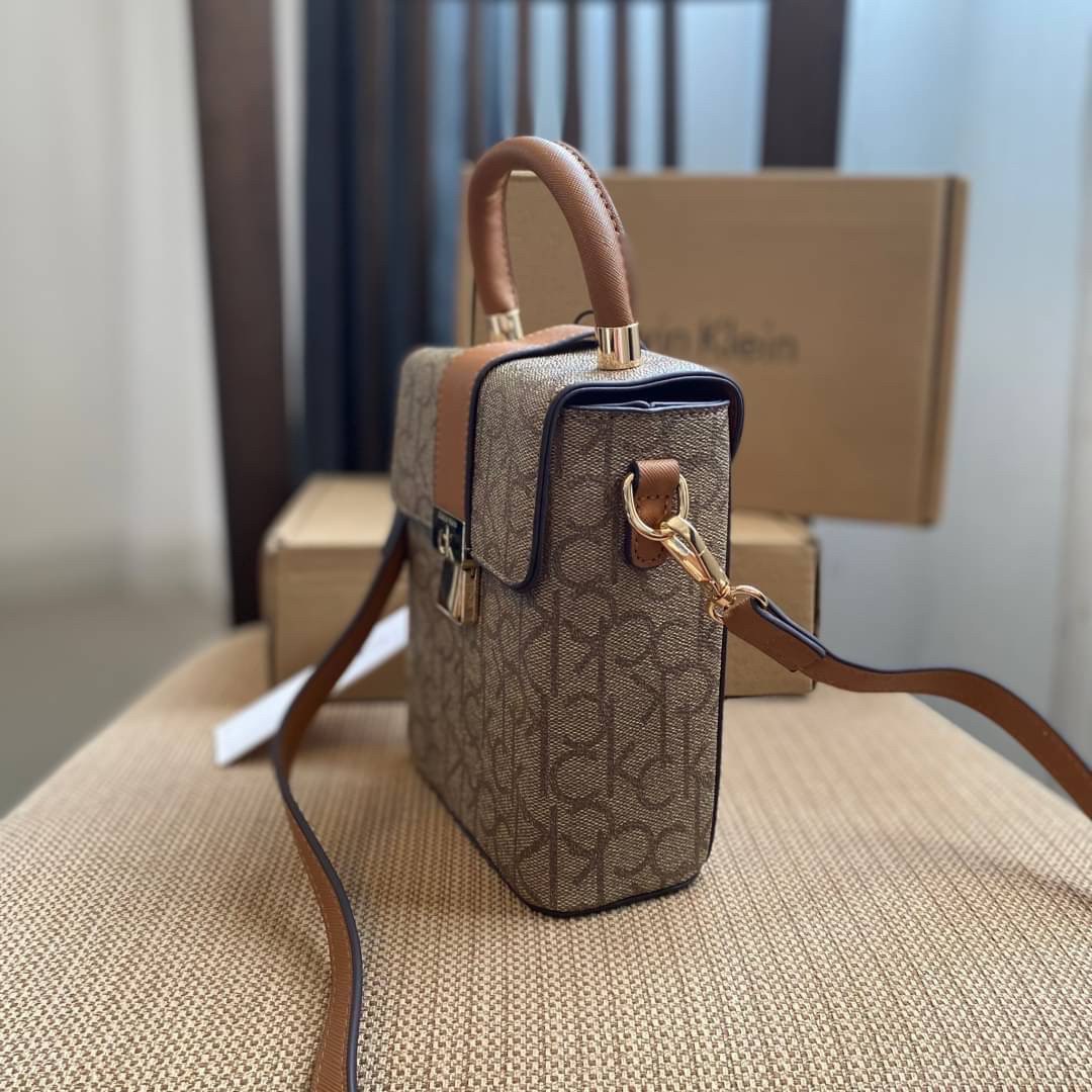 CALVIN KLEIN JEANS crossbody bag กระเป๋าถือหรือสะพาย ลายซิกเนเจอร์แบรนด์ทั้งใบ มีหูจับสำหรับถือ เปิด-ปิดกระเป๋าด้วยกระดุมแม่เหล็ก ด้านในโล่งกว้างมีช่องเล็กและช่องซิปสำหรับใส่ของจุกจิก ซับในลายแบรนด์อย่างดี มาพร้อมสายสะพายยาวปรับระดับได้ สามารถใช้ได้หลากหล