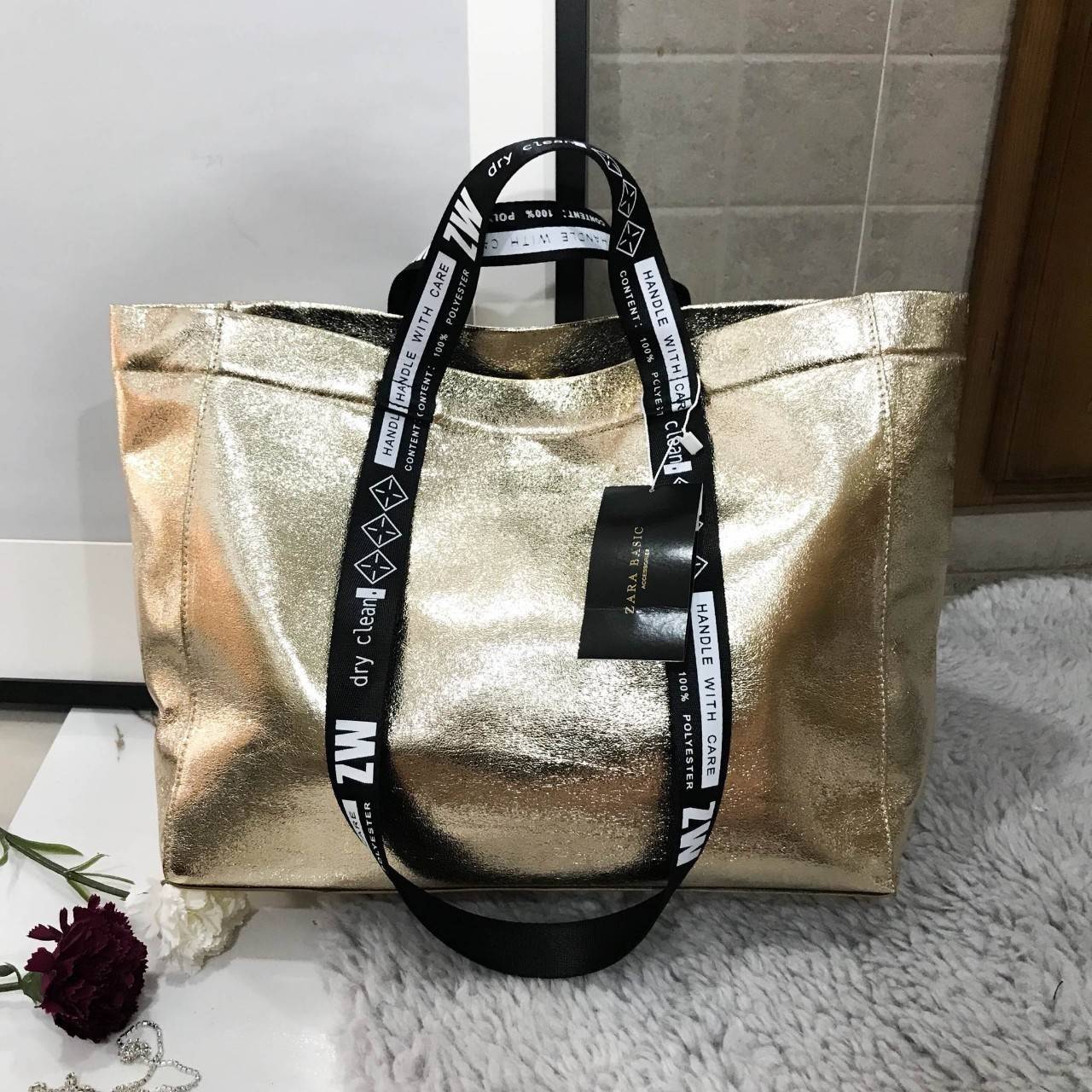 Zara shopper bag กระเป๋าสะพายสี mettalic สุดชิค จากแบรนด์ Zara ค่ะ น้ำหนักเบา สาย print สีดำลายเพิ่มดีเทล มีสายสะพายไหล่ ภายในโล่งกว้าง เปิดปิดด้วยกระดุมแม่เหล็ก ใบนี้จะใช้ไปเรียน ไปทำงานหรือไปเที่ยวก็เหมาะค่ะ