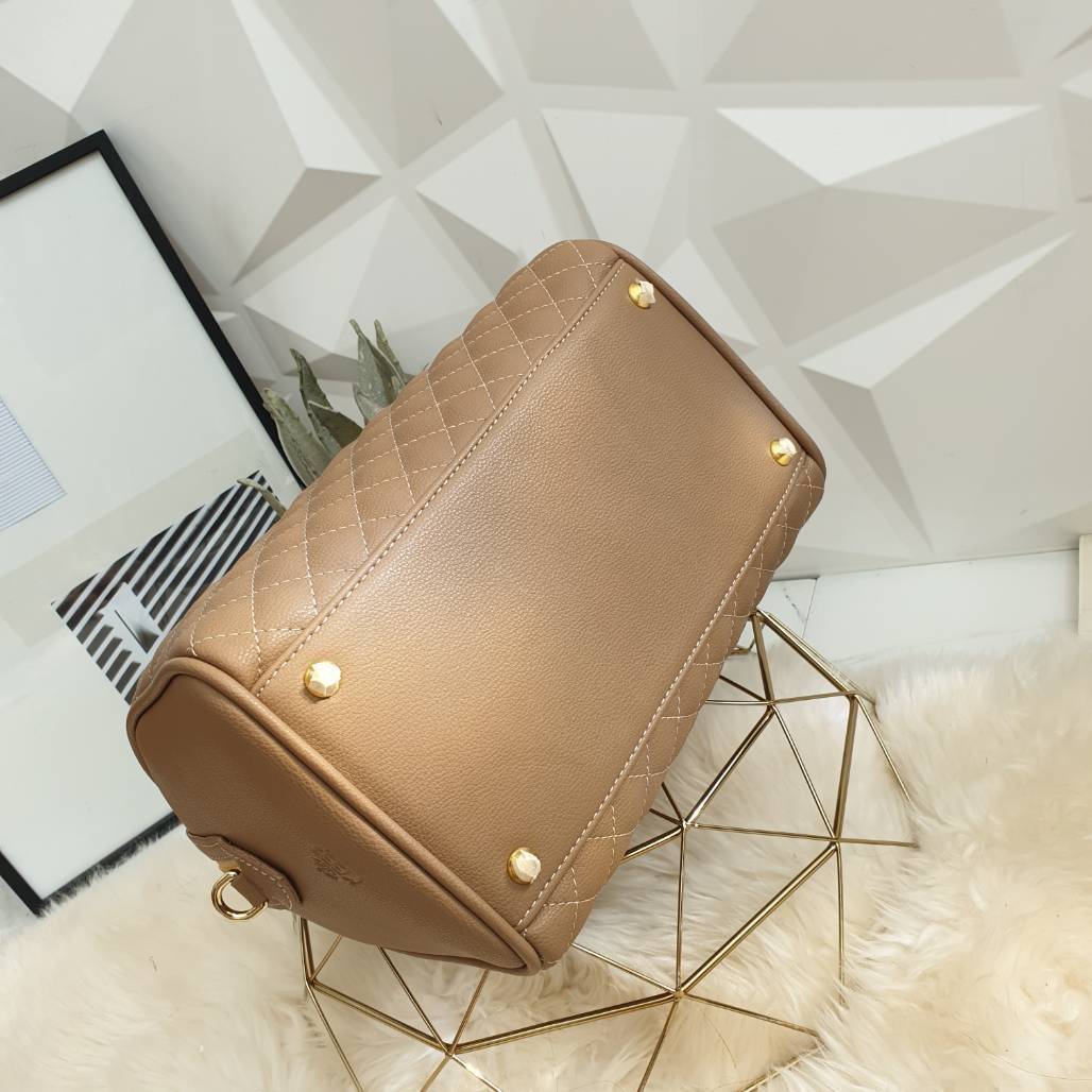 สินค้าขายดี ขนาด มินิ สวยมากคะ >> รุ่น KEEP leather Pillow bag สวย น่ารัก ขนาดตอบทุกโจทย์การใช้งาน เห็นแล้ว **หลงรักเลยคะ ตัวกระเป๋าขนาดกำลังดี ปักลายตารางสวย จุของคุ้ม หนังชนิดพิเศษ สวยมาก ดูแลรักษาง่าย มาพร้อมสายสะพาภายในมีช่องซิป และช่องใส่ของจุก