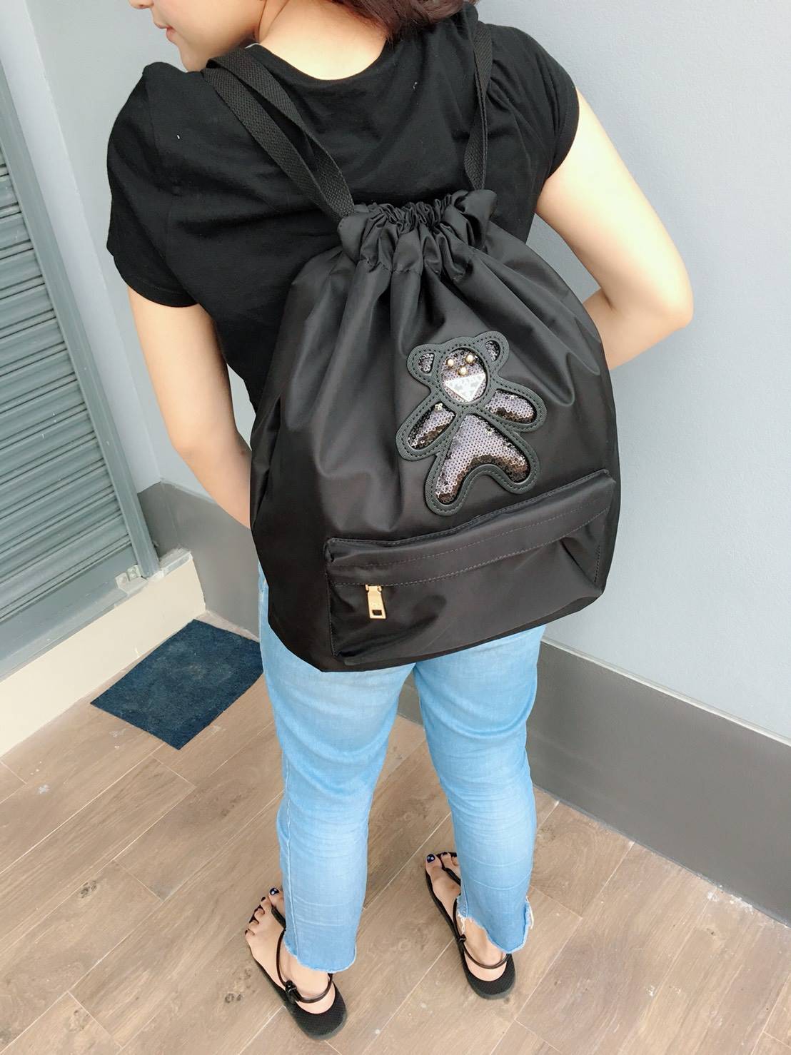 เป้ทรงใหม่ รอบนี้ ก็มานะคะ กระเป๋าทรงเป้หูรูด Nylon Backpack ทรน่ารัก จากงานพรีเมี่ยมกิ้ฟ จากเคาเตอร์ต่างประเทศ ด้านหน้ามีช่องซิปใส่ของ หยิบใช้ง่าย ด้านในเปิดปิดด้วยหูรูด มีช่องแยกด้านในอีกค้า ด้านหลังมีช่องซิปเก็บของสำคัญ เพิ่มอีกช่อง **ขนาดกำลังดีคะ ใบน