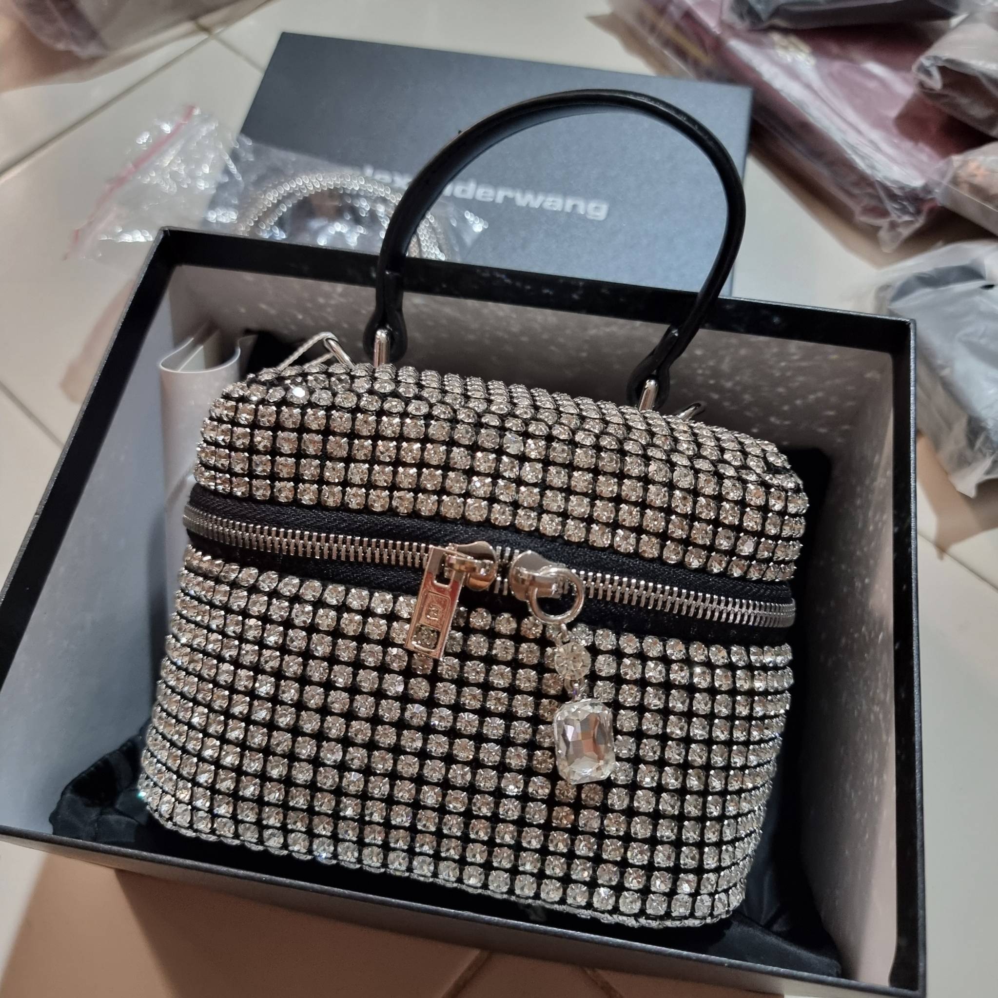 ALEXANDER WANG HEIRESS BOX BAG IN RHINESTONE MESH ใหม่ก่อนใคร กับไอเท็มสุดเอ็กซ์คลูซีฟ วีไอพีจากเคาน์เตอร์ กับกระเป๋าถือ/สะพายทรงกล่องตกแต่งพลอยเทียม หรูหรา โดดเด่น ดูแพง ด้วยการตัดเย็บเรียงร้อยลงบนตาข่ายเนื้อละเอียด ทำให้ดูดีมีราคางดงามมากๆ เปิด-ปิดด้วยซ