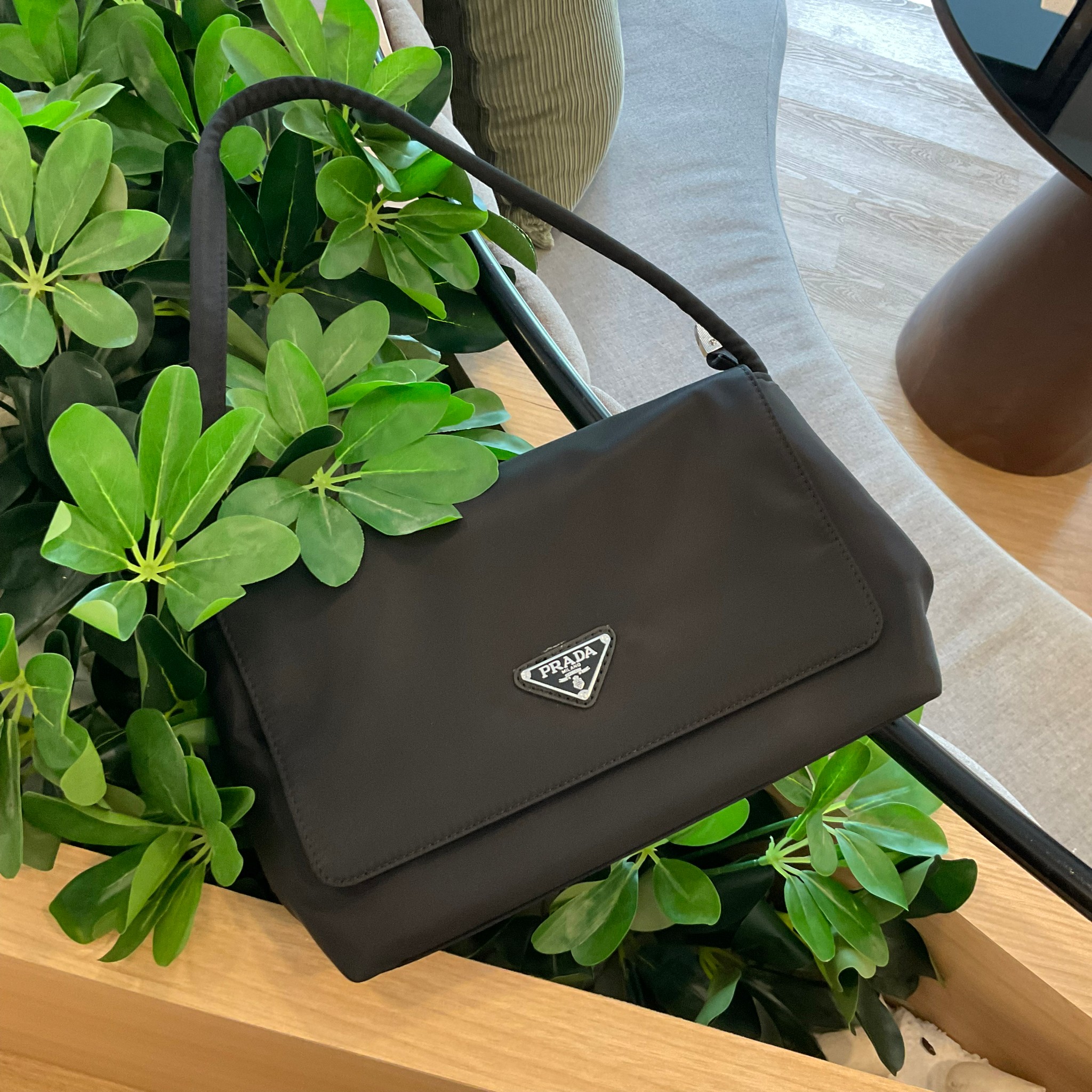 Prada nylon shoulder bag ทรงยอดฮิตของคุณผู้หญิงเลยค่ะ วัสดุทำจากผ้าNylon อย่างหนา กันน้ำได้คะ มีโลโก้แบรนด์อยู่ข้างหน้า ตัวกระเป๋าอยู่ทรง อะไหล่เงินทั้งใบ ด้านในบุผ้าลายแบรนด์อย่างดี