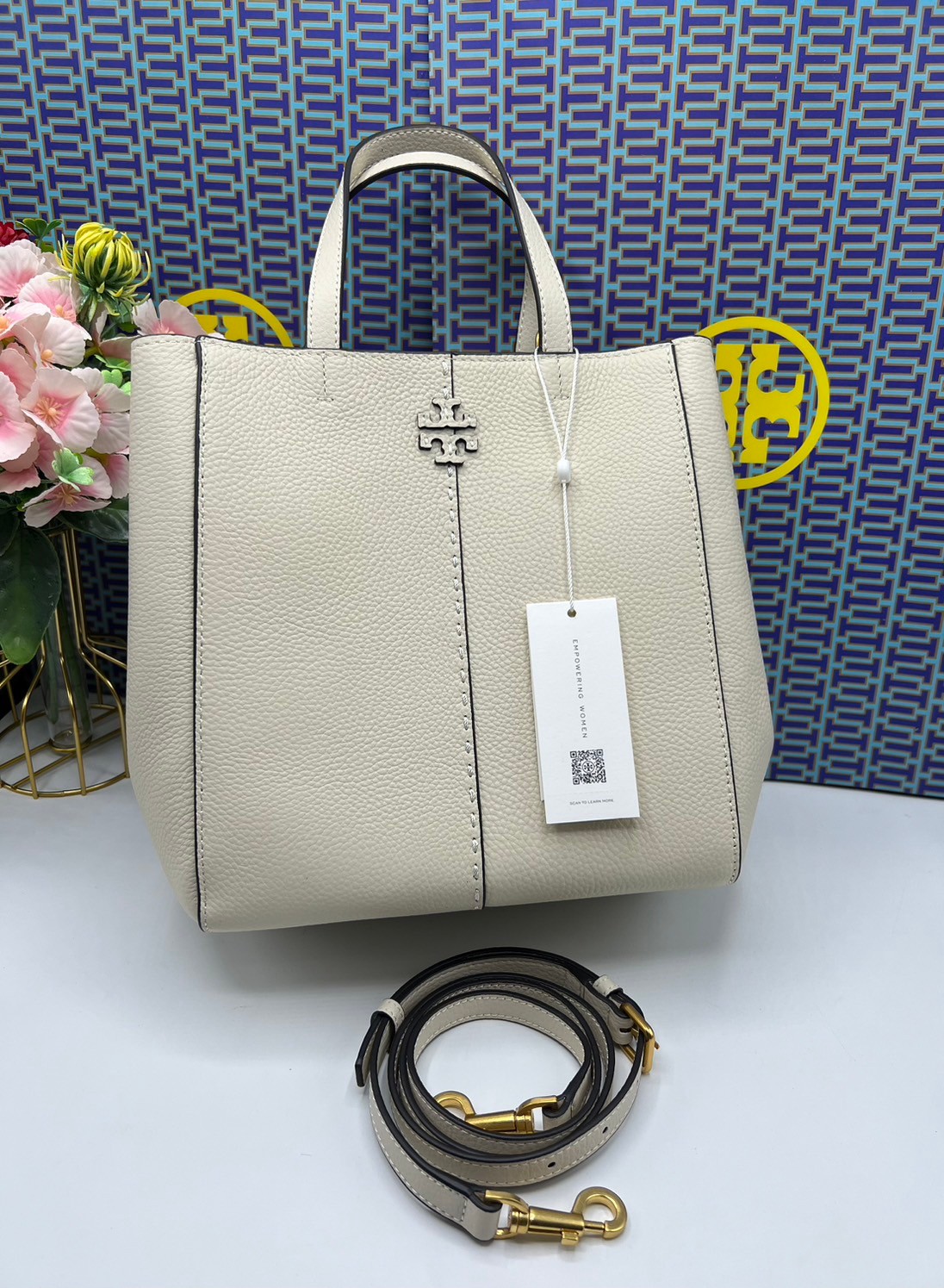 Tory Burch McGraw Leather Tote Bag / Tory Double T Tote Bag / TORY TOTE BAG พร้อมส่ง 4 สี กระเป๋าสะพายทรงโท้ท จุของได้เยอะใบนี้ตอบโจทย์ได้ดีมาก โทนสีเรียบง่าย แฝงไปด้วยความดูดี สุขุมและเป็นผู้ใหญ่