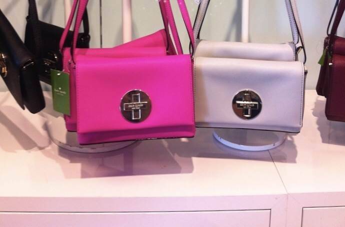 Kate Spade New York Crossbody Bag กระเป๋าสะพาย crossbody size mini กำลังน่ารัก วัสดุหนังลาย saffiano น้ำหนักเบา ด้านหน้ามี logo brand เปิดเปิดกระเป๋าแบบหมุนล็อค ภายในโล่งใส่มือถือได้ทุกรุ่น ใส่กระเป๋าสตางค์ใบสั้น, มือถือได้ทุกรุ่น ภายในมี 1 ช่องเล็ก ใส่มื