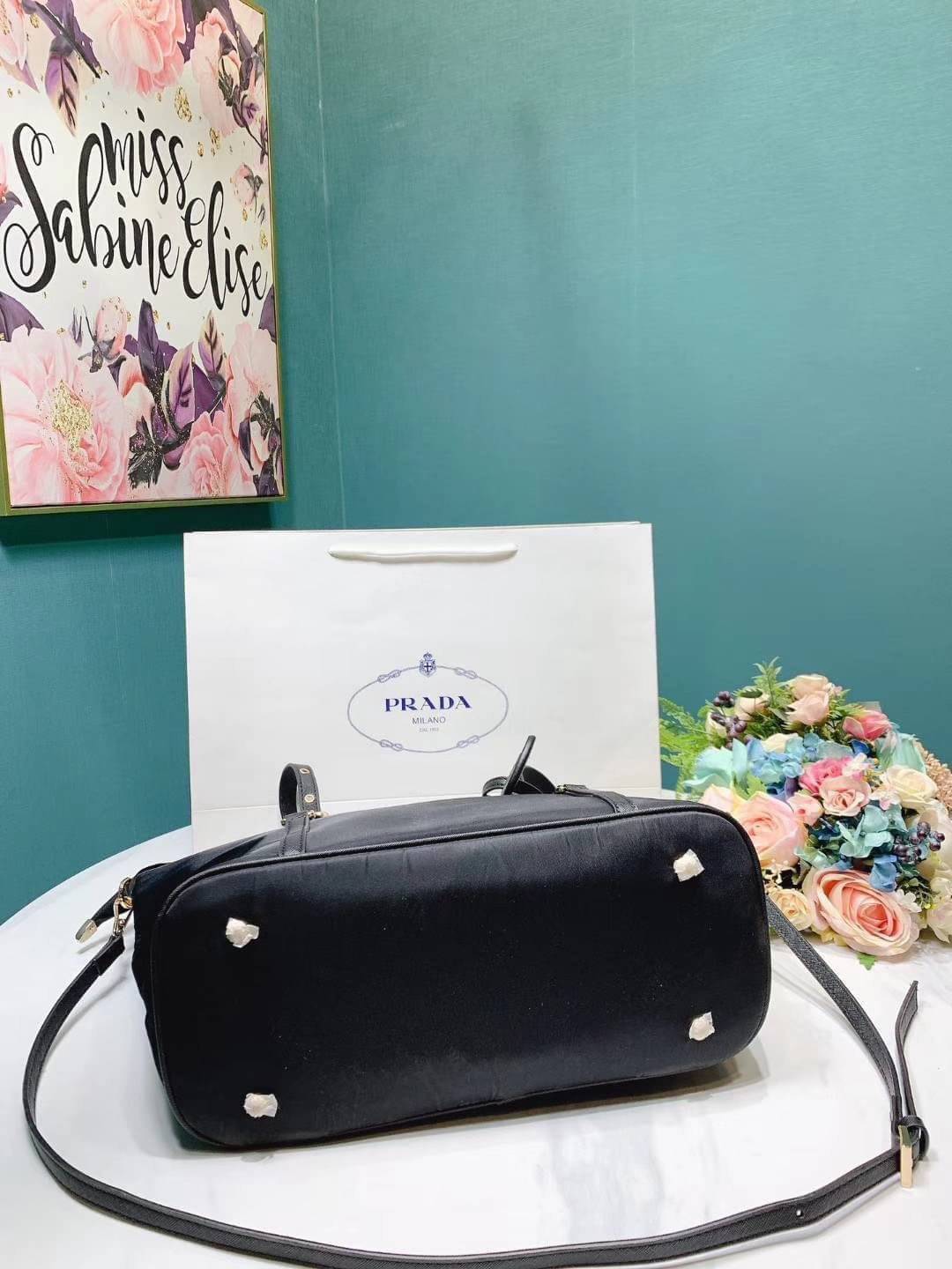 Best Price! & Hot item! สุดคุ้ม 👏👏 งานใบใหญ่ **ใส่ของจุใจ จากงานพรีเมี่ยมกิ้ฟ จากเคาเตอร์ต่างประเทศคะ แบรนด์ PRADA เป็น กระเป๋าผ้าไนล่อน ตามแบบฉบับของแบรนด์เลย หลงรักเลยคะ สะพายไหล่ได้ ถือก็สวยๆ ใช้แล้วสวยมากๆ ใส่ของได้เยอะเว่อร์ คุ้มราคา 