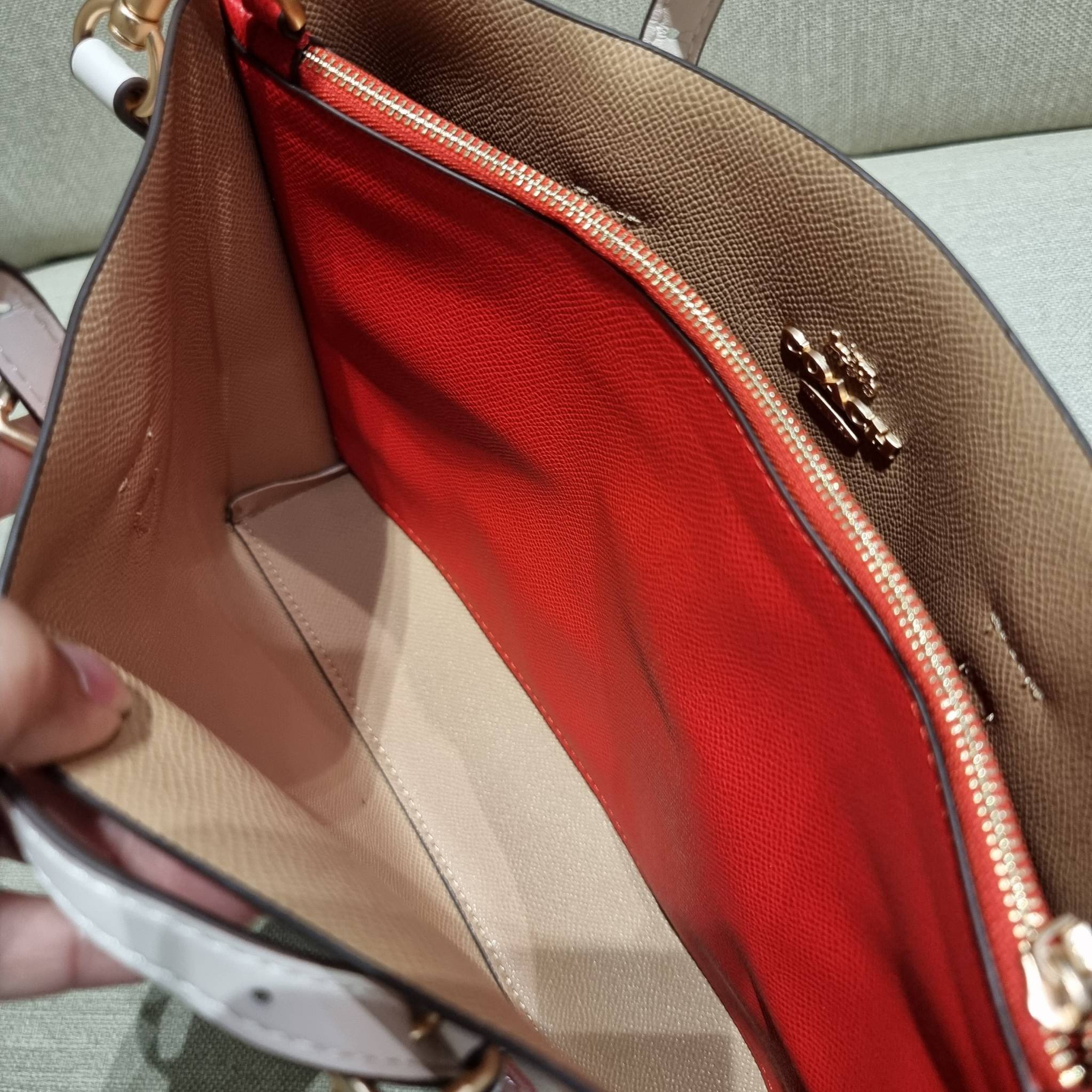 COACH C8217 MOLLIE TOTE 25 WITH DREAMY LAND FLORAL PRINT คอลใหม่ล่าสุด ยังไม่เข้า shop ไทย สวยๆแบบไม่ต้องรอพรีฯให้ยาวนาน กับกระเป๋าโท้ทไซส์เล็กที่สาวๆต่างก็ต้องปักใจรัก สวยสมใจ ดีไซน์ลวดลายดอกไม้ คละเคล้าเต็มใบ ละมุน สดใส น่าใช้สุดๆ วัสดุหนังแคนวาส ภายในโ