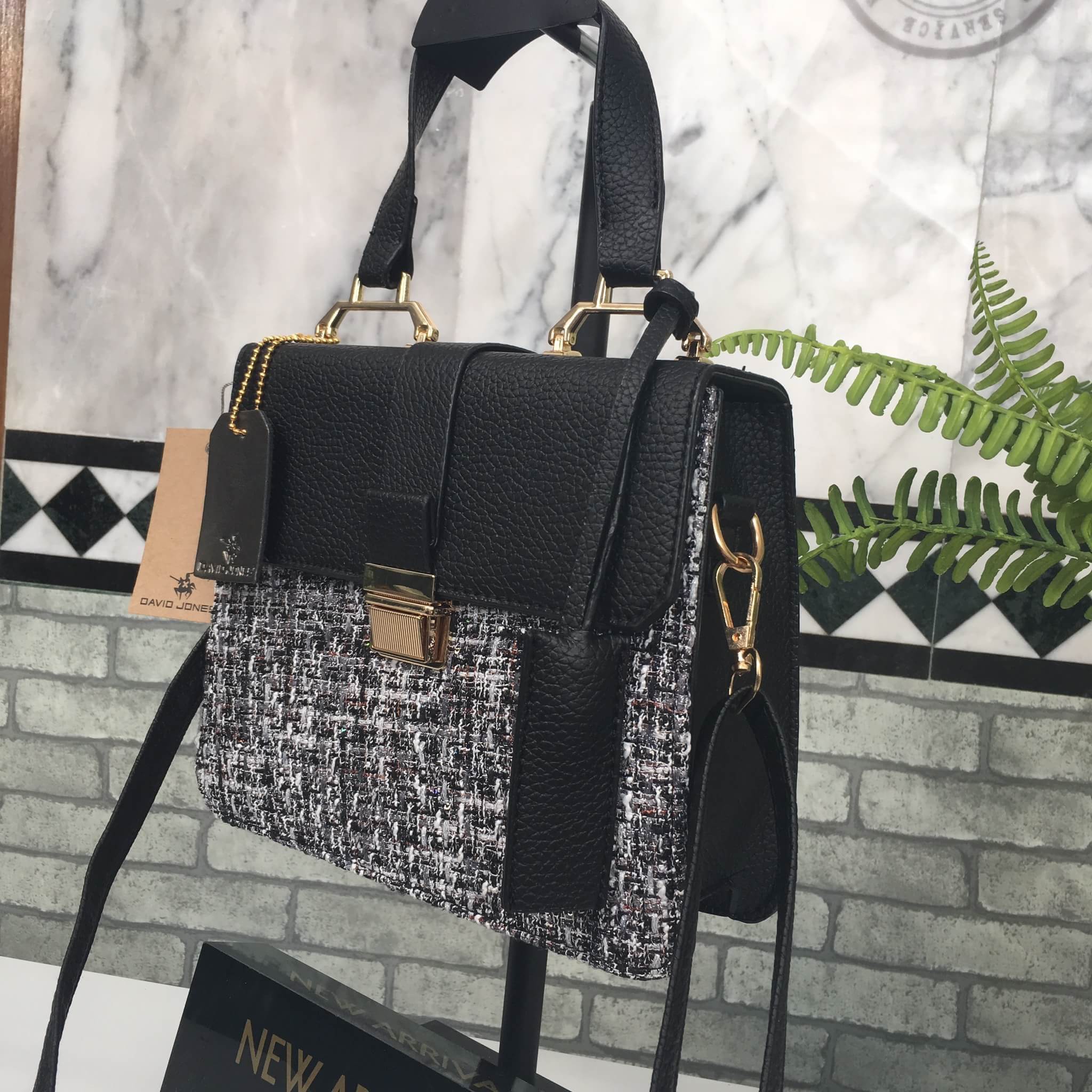 งานแท้ชนช้อป รุ่นใหม่ล่าสุด จากแบรนด์ David Jones สวย น่ารัก ขนาดตอบทุกโจทย์การใช้งาน เห็นแล้ว หลงรักเลยคะ ตัวกระเป๋าขนาดกำลังดี จุของคุ้ม สวยมาก ดูแลรักษาง่าย พร้อมสายสะพายยาว ภายในมีช่องซิป และช่องใส่ของจุกจิก 2 ด้าน เลยค่า ใบจริงน่ารักมากคะ ถือสะพายได้