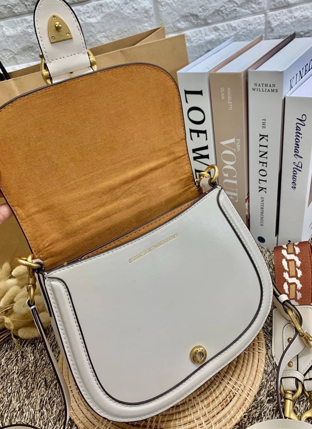 สวย หรู แถมสุดคุ้มกันเลยจร้าา💋 COACH BEAT SADDLE BAG ((C3837//C0749)) พร้อมส่งที่ไทยอีกครั้ง ห้ามพลาดค่าา!! กระเป๋าสะพายครอสบอดี้ร์ วัสดุหนังแท้ชั้นดีที่สุด! หนังสวย บวกกับอะไหล่แบรนด์ที่ดูเด่นคลาสสิคตรงด้านหน้าค่ะ เปิดปิดกระเป๋าแบบกดล็อค ภายในสาม