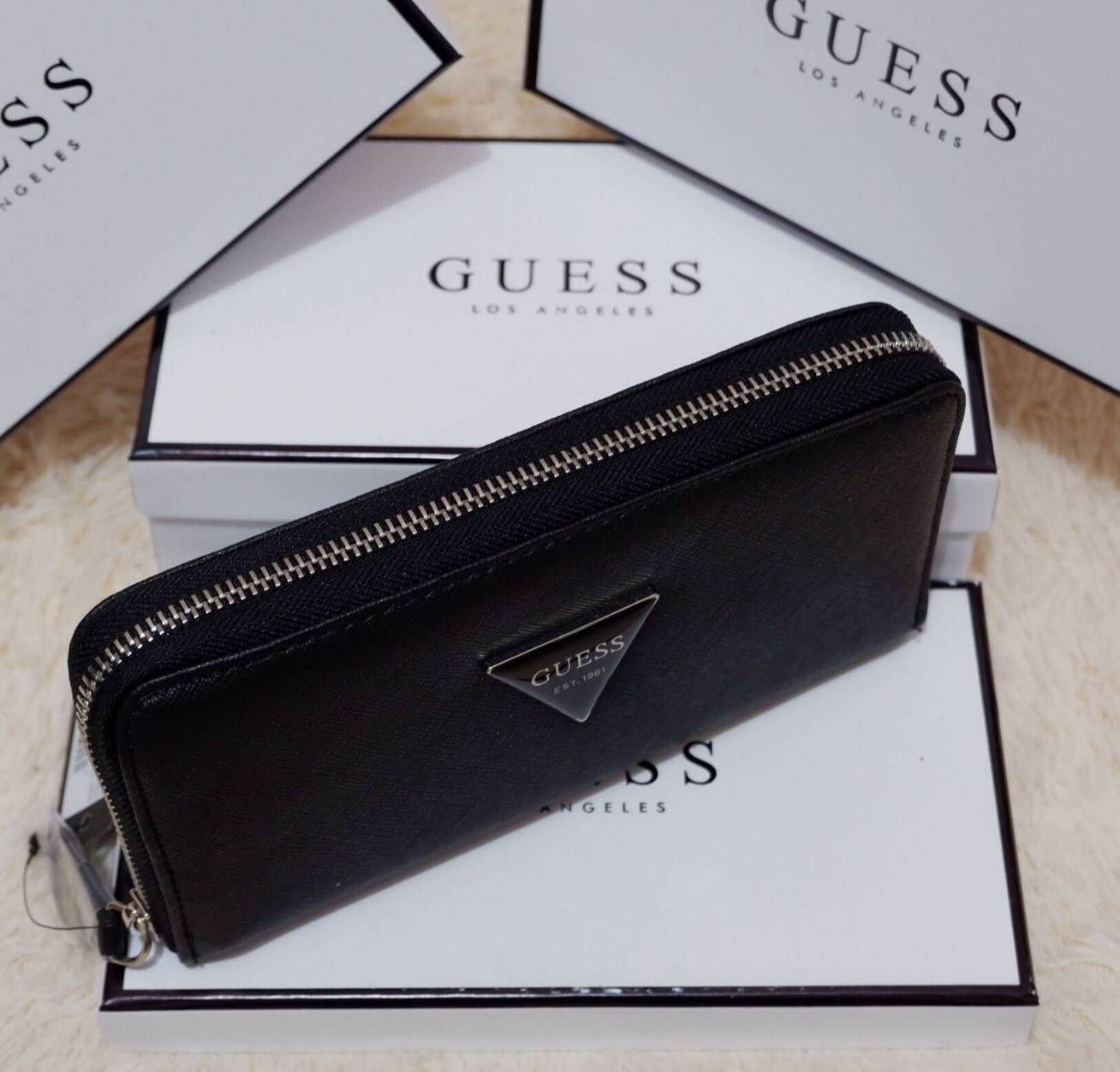 GUESS FACTORY WOMEN'S WALLET กระเป๋าสตางค์ใบยาว ดีไซน์สวยหรู วัสดุหนังนิ่มลายหนังSaffiano ประดับโลโก้แบรนด์สวย เปิดปิดด้วยซิปบน ภายในมีทั้ง ช่องใส่ธนบัตร แบงก์พัน และช่องใส่บัตรหลายช่องแยกเป็นสัดส่วน ภาพถ่ายจากสินค้าจริงสวยน่าใช้ค่ะ สาวๆที่กำลังหากระ