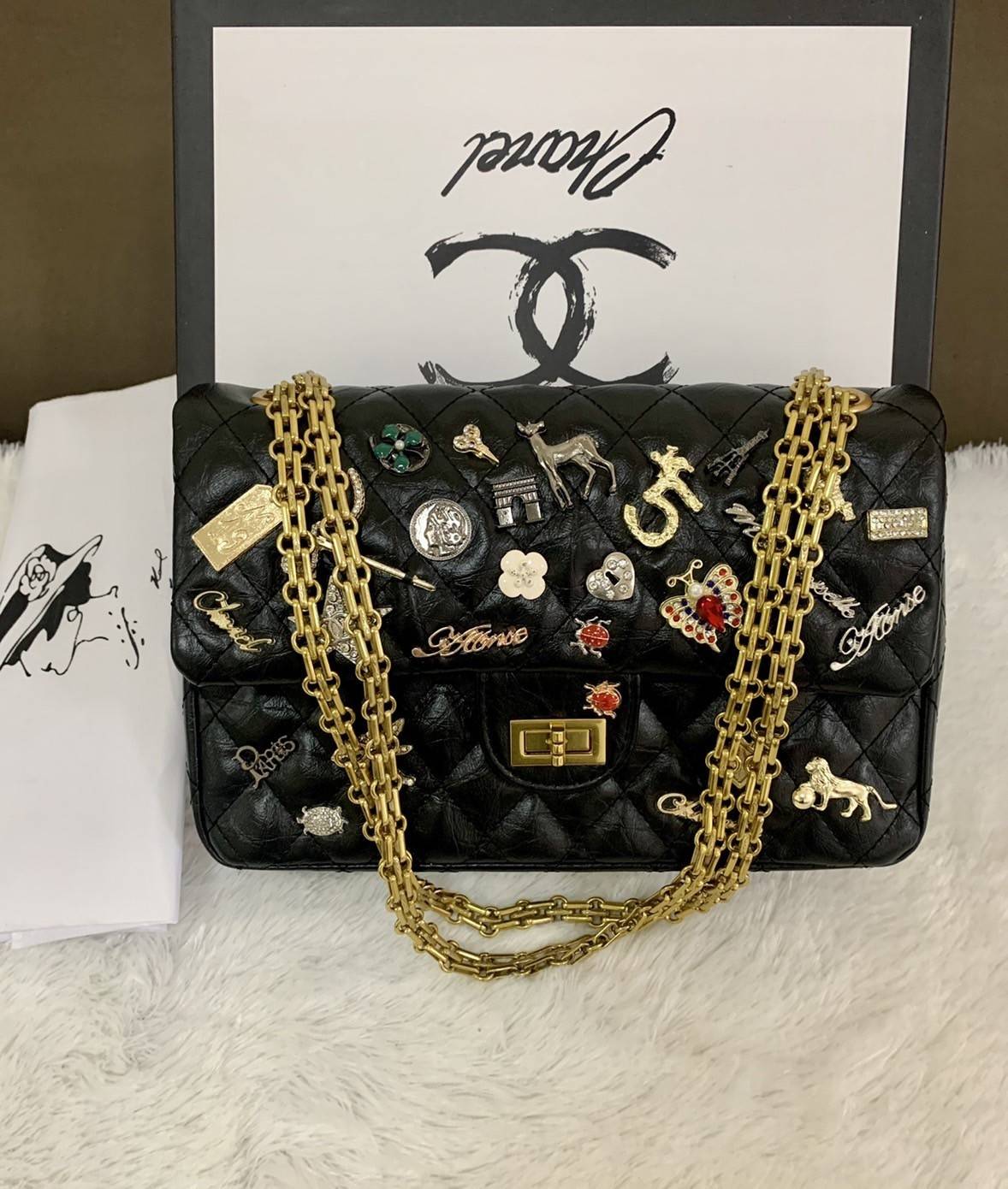 CHANEL ! Chanel Black Quilted Leather Limited Edition Lucky Charm Reissue Classic Bag กระเป๋าทรงคลาสสิคมาใหม่จาก Chanel วัสดุหนังแกะนิ่มกึ่งสังเคราะห์ ดีไซต์เป็นเอกลักษณ์ที่น่าจดจำ ด้านหน้าตกแต่งด้วยรูปสัตว์สิ่งของนำโชค อะไหล่ทอง มาพร้อมสายสะพายโซ่ทักทอเป