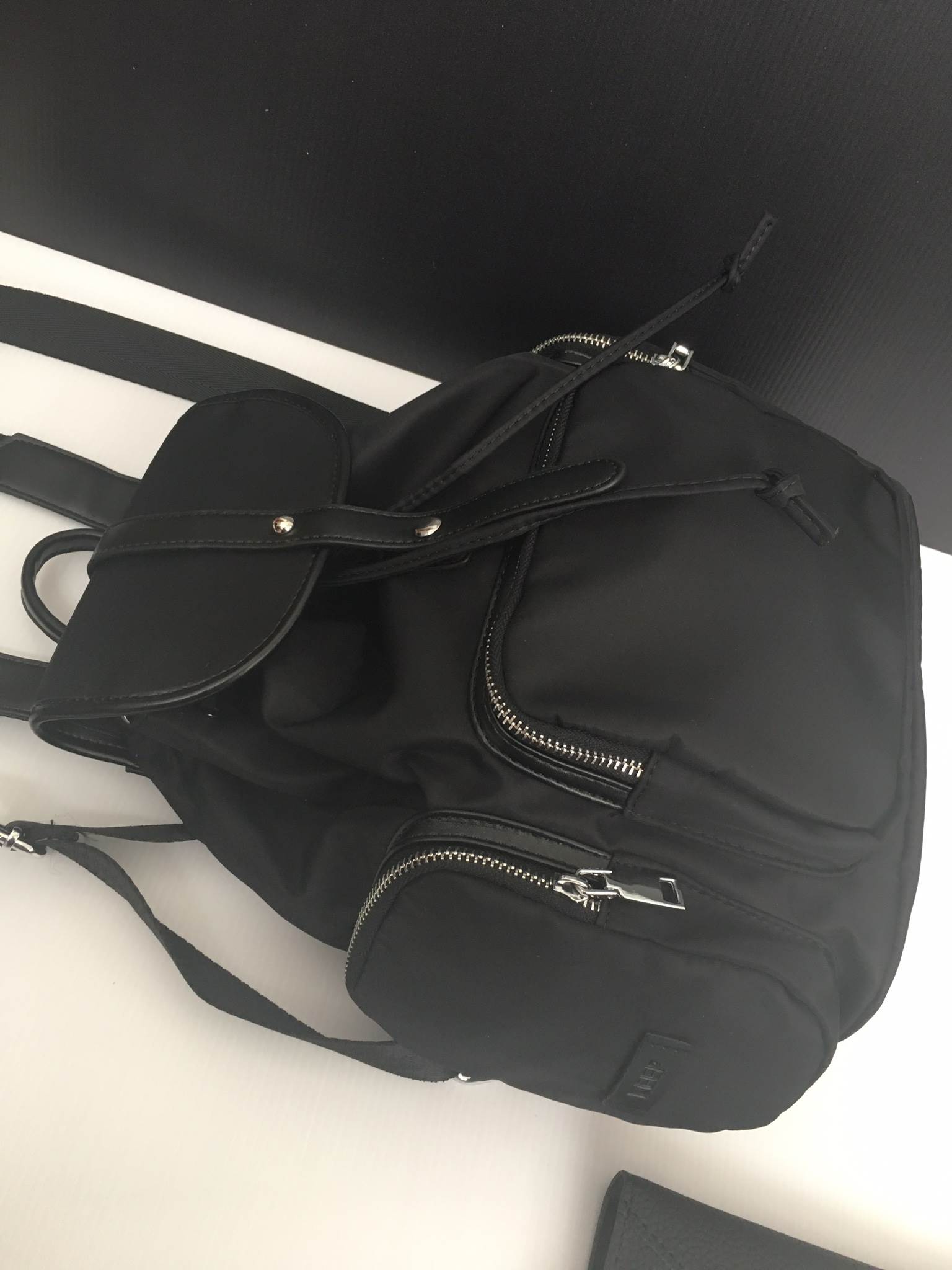 รุ่นใหม่ล่าสุดเลย ห้ามพลาดเลยน๊า !!! สาวๆ ที่กำลังหากระเป๋าเป้ น้ำหนัก ดีไซด์เก๋ๆ เข้ากับชุดได้ง่ายใบนี้เป็นทางเลือกที่ดีเลยค่า 👄 =>> ตัวกระเป๋า เป็นผ้าไนล่อนนาโน เนื้อหนาทนทานกันน้ำได้ แถมหูจับกระเป๋าทำจาก หนังแท้เนื้อดี ลายหนังชัด ทำให้มีค