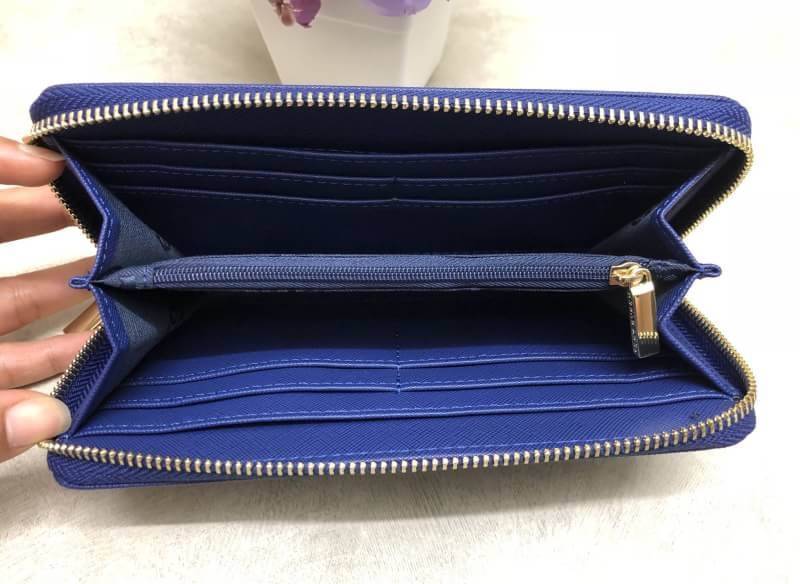 NEW TORY BURCH LONG WALLET BAG กระเป๋าสตางค์ใบยาว ซิปรอบ หนังซาฟเฟียโน่ ด้านหน้าติดโลโก้แบรนด์ เปิดปิดกระเป๋าแบบซิป หัวซิปแบรนด์นะค่ะ ด้านในแบ่งสามช่อง มีช่องซิปกลาง ช่องหน้าหลัง ใส่ธนบัตร และบัตรต่างๆได้ถึง 8 ใบนะค่ะ. ซัปในตีลายแบรนด์ สวยหรูที่สุด