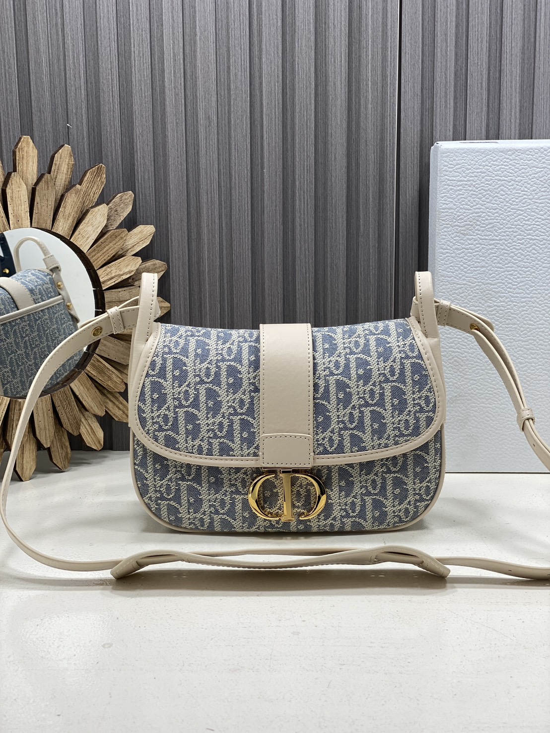 ORI หนังแท้ | DIOR Satchel Medium 30 Montaigne Dior Oblique jacquard fabric กระเป๋าสะพายไอเทมใหม่ประจำ Fall 2025 ยกระดับไลน์ 30 Montaigne ด้วยดีไซน์แบบแคชชวลที่เสริมด้วยรายละเอียดสุดประณีตบรรจง จากผ้าแจ็กการ์ดลาย