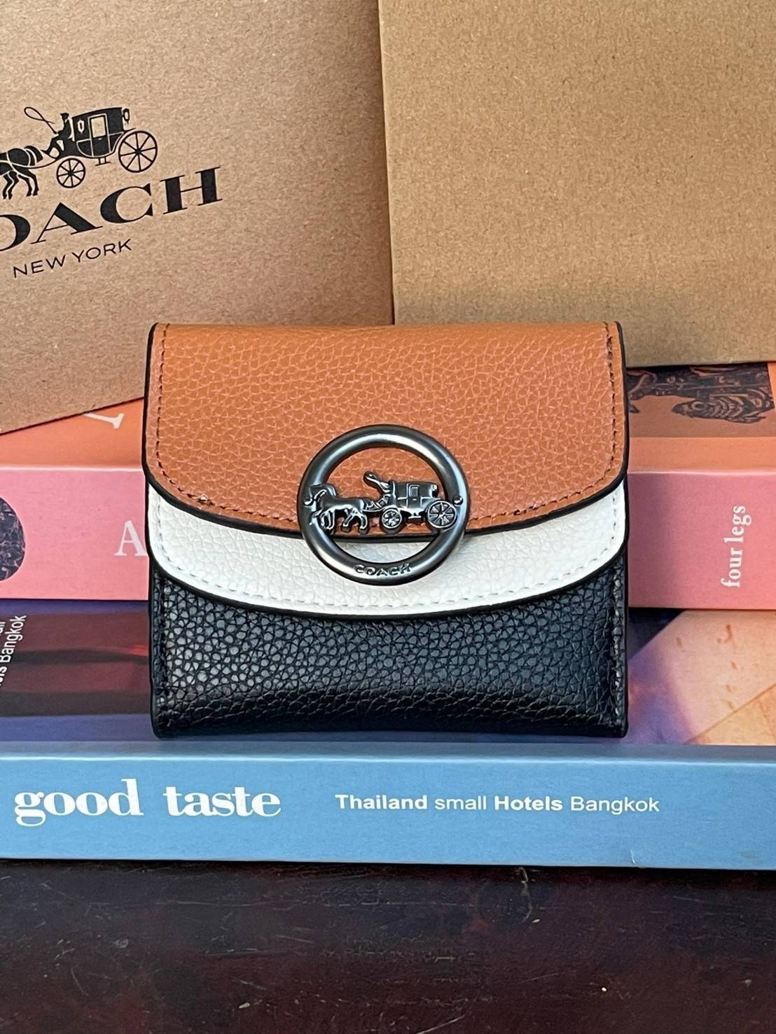 OUTLET 】COACH JADE SMALL DOUBLE FLAP WALLET IN COLORBLOCK (COACH F88002) หากใครต้องการกระเป๋าสตางค์ใบสั้นสำหรับวันที่ต้องการใช้กระเป๋าสะพายใบเล็ก หรือวันที่ไม่พกกระเป๋าสะพาย เราขอแนะนำใบนี้เลยค่ะ โดยใบนี้เป็นกระเป๋าสตางค์แบบพับสามทบ ปิดแบบกระดุม2ชั้น มีช่