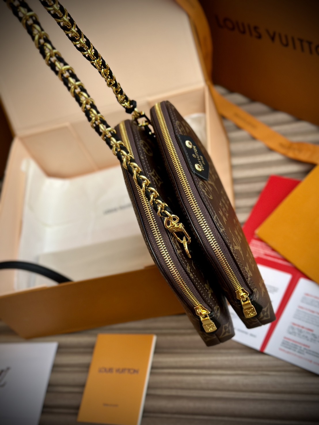 LV Be Alma bag Monogram Canvas / LV Pouch Bag กระเป๋าทรงพอชรุ่นใหม่สุดไอคอนิก เปิดตัวในคอลเลคชั่น Cruise 2025 ขนาดกะทัดรัดประดับสายโซ่สีทองถักสลับหนัง ใช้เป็นกระเป๋าใส่เครื่องสำอางค์ก็ลงตัว