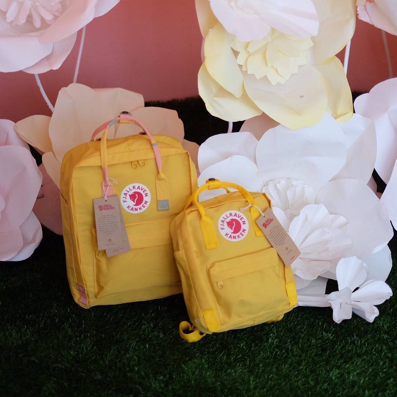 Kanken backpack กระเป๋าเป้สุดฮิต คุณสมบัติมีความทนทานสูงและสามารถกันน้ำ ทำจากเส้นใยพิเศษ เรียกว่า Vinylon-F มีซิปกลางที่เปิดเข้าไป ส่วนข้างในกระเป๋า ด้านในจะมีโฟมสำหรับรองแผ่นหลัง สะพาย สะพายสบายค่ะ เหมาะเป็นกระเป๋าเป้ที่สะพายไปโรงเรียน วันว่างสบายๆ หรือเ