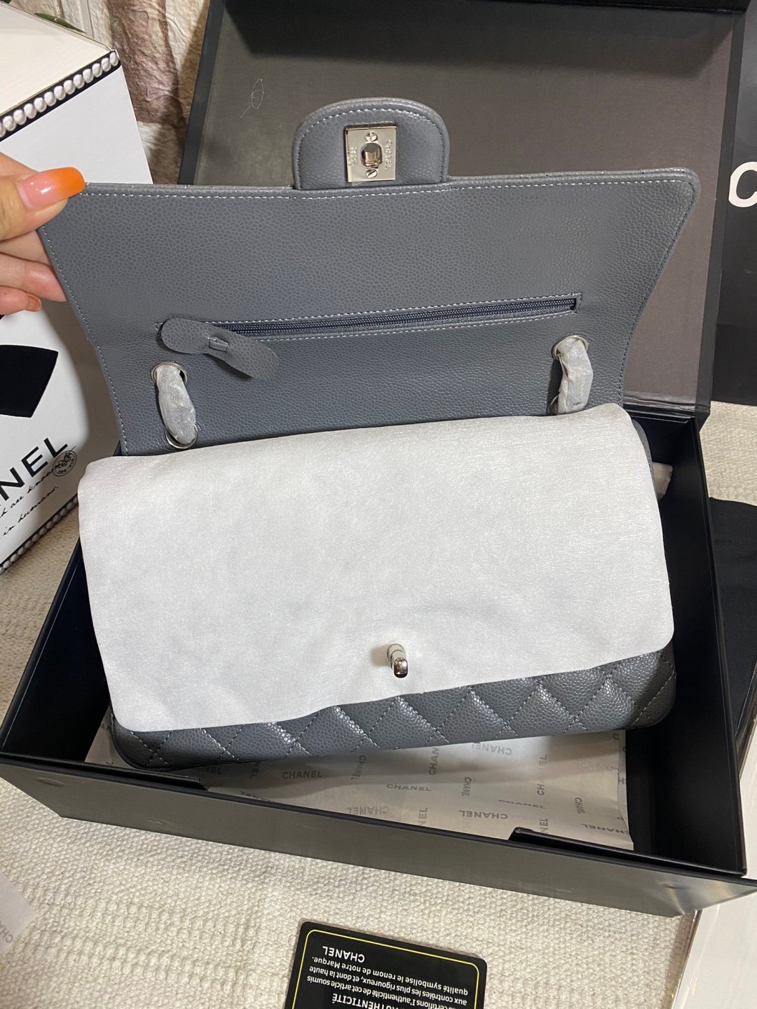 CHANEL Classic Medium Flap Bag กระเป๋าสะพายคลาสสิกรุ่นยอดนิยมตลอดกาล ดีไซน์เรียบหรูหราขับผิว งานหนังแท้สวยมาก มีอะไหล่เงินและทอง สุดยอดเดอะเบสท์ไอเท็ม