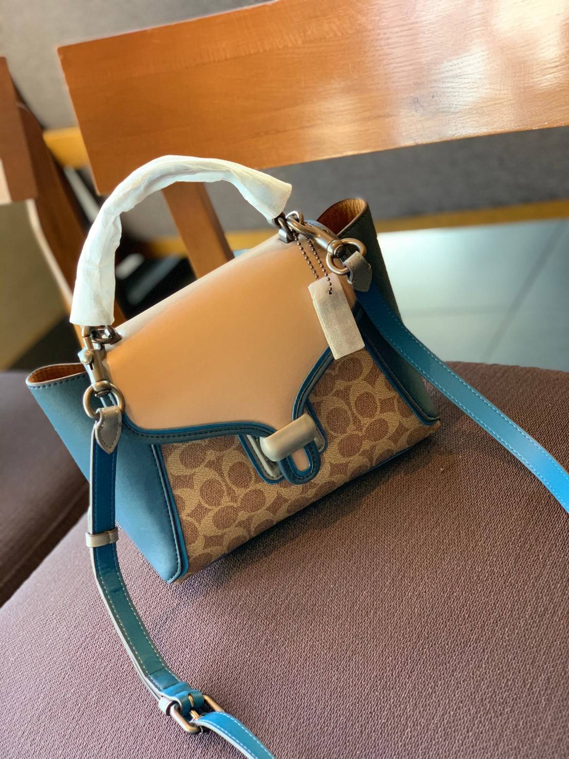 COACH COURIER CARRYALL 23 IN COLORBLOCK SIGNATURE CANVAS พร้อมส่ง 7 แบบ พร้อมส่ง ลุคดูไฮสุดๆค่ะ! กระเป๋าสะพายหนังหรูหราและคลาสสิค หนังแท้ชั้นดีที่สุด น้ำหนักเบา หนังสวยมากก สัมผัสแล้วหลงรักแน่นอนจ้าา😘