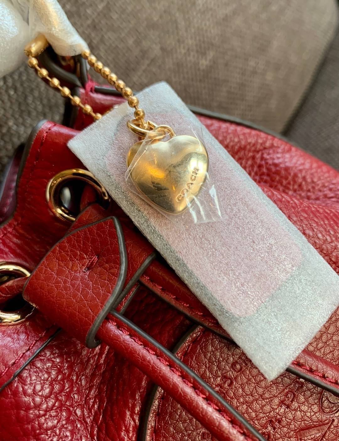 OUTLET 】COACH Dempsey Bucket Bag 15 With Coach Patch And Heart Charm ((C5121//C5112//C5114)) น้องน่ารักมากๆ นาทีนี้ต้องมีแล้วล่ะคะ! พร้อมส่งที่ไทยครบสีค่ะ! กระเป๋าหิ้ว//สะพายครอสบอดี้ร์ได้ หนังแท้สวยงามมากๆค่ะ ❤️มาพร้อมพวงรูปหัวใจแบรนด์+ป้ายหนังห้อ