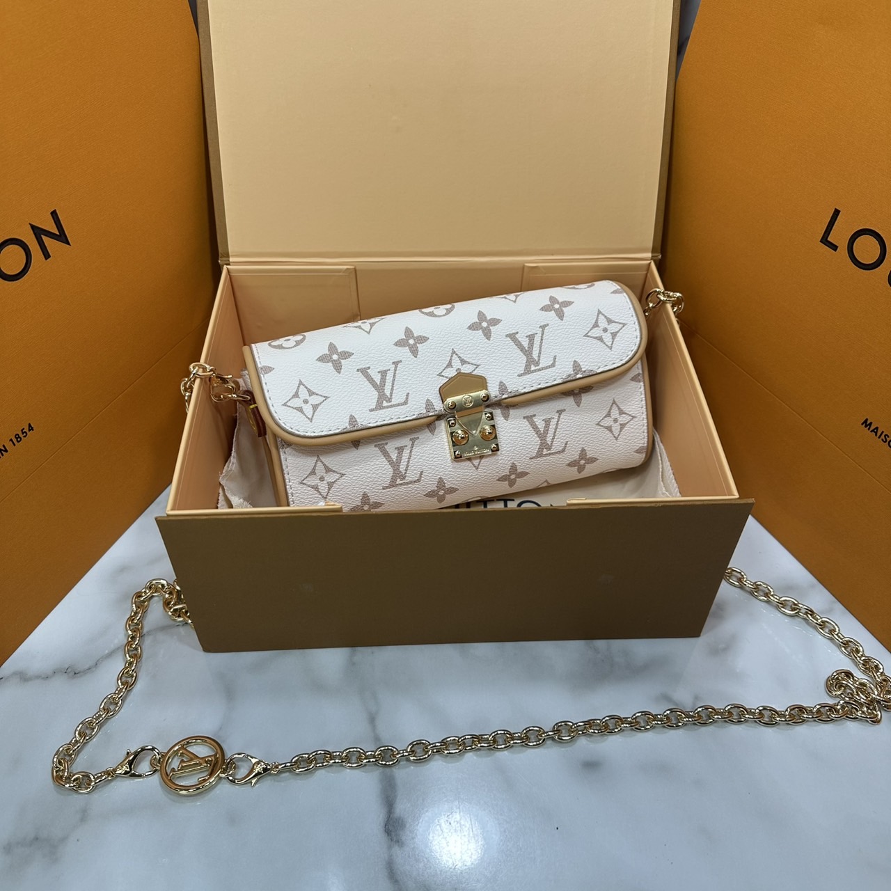 ORI หนังแท้ | LV Pochette Camille bag Monogram Dune Canvas กระเป๋าสะพายทรงพอส สายโซ่สีทองสวยงามหรูหรา ตกแต่งตัวล็อกแบบ S lock สีทองเข้ากันลงตัวกับสายโซ่ถอดได้