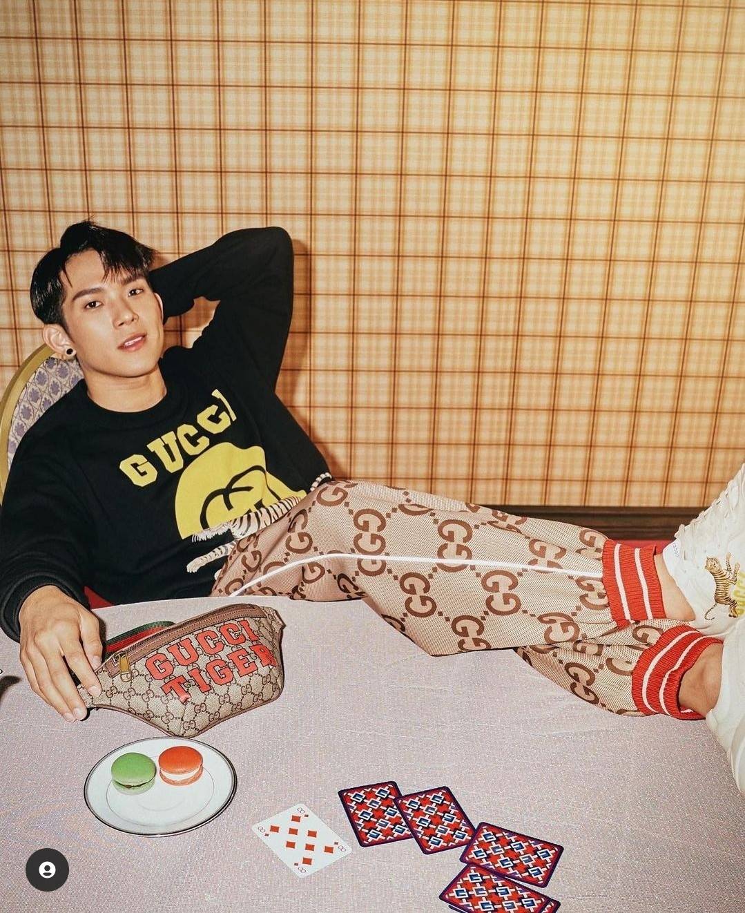 GUCCI BELT BAG ไอเท็มที่หนุ่มๆเรียกร้อง GC waist bag กระเป๋าคาดอก/คาดเอว คอลเลคชั่นฉลองปีเสือ โดดเด่นด้วยลายพรินท์จัมโบ้ ไม่เหมือนใคร วัสดุหนังแคนวาส เปิด-ปิดด้วยซิป ภายในแบ่งสัดส่วน มีช่องซิป และช่องย่อยให้อีก สายสะพายปรับได้ สายสปอร์ต สายแคมป์ปิ้ง หรือจ