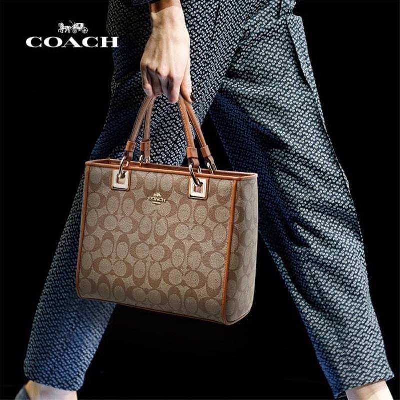Coach Perry Tote Classic Bag F57568 รุ่นใหม่ล่าสุด กระเป๋ารูปทรงสี่เหลี่ยมสุดคลาสสิก เป็นกระเป๋าอเนกประสงค์ที่สามารถใช้ได้แทบทุกโอกาส ไม่ว่าจะไปเรียน, ไปทำงาน, ไปเที่ยว หรือแม้แต่ไปชอปปิง ด้วยขนาดที่กำลังดี ไม่ใหญ่เทอะทะ แต่ก็ไม่เล็กจนเกินไป มาพร้อมหูหิ้ว