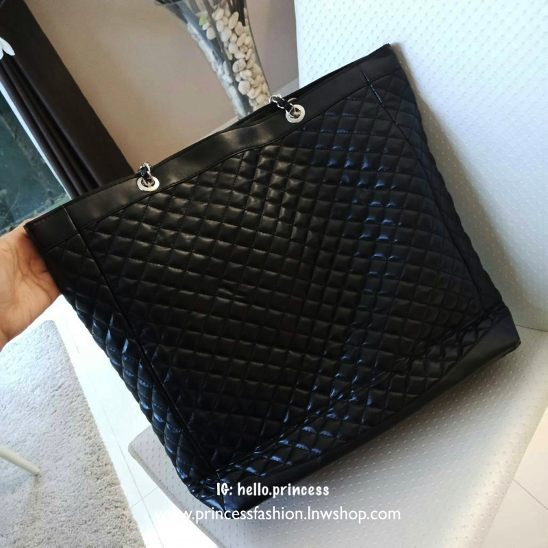 Best Item ส่งท้ายปี 2018!! กับ CHANEL LARGE VIP TOTE BAG สินค้าสมนาคุณจากงาน VIP GIFT แบรนด์ดังสุดหรูอย่าง CHANEL โดดเด่นด้วยตัวกระเป๋าขนาดใหญ่ จุของได้เยอะ วัสดุหนัง PU นิ่ม ด้านหน้าปักด้วยโลโก้ CC หนังแก้ว เปิดปิดด้วยกระดุมแม่เหล็ก ด้านในผ้าบุปั้มแบรนด์