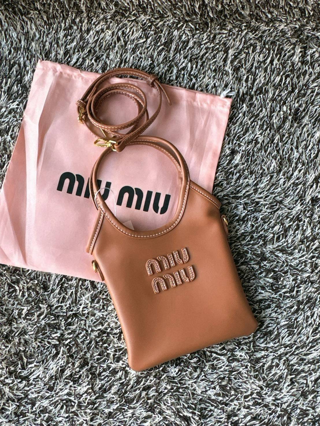 MIU MIU IVY leather handbag / Miu Miu ivy mini tote กระเป๋าสไตล์คลาสสิก มาในดีไซน์เรียบแต่โก้ ให้ลุคที่ดูเท่มั่นใจ สามารถถือและสะพายได้ จุดเด่น ที่โลโก้หนังตัวนูน ที่เสริมให้กระเป๋าดูแฟชั่นและทันสมัย