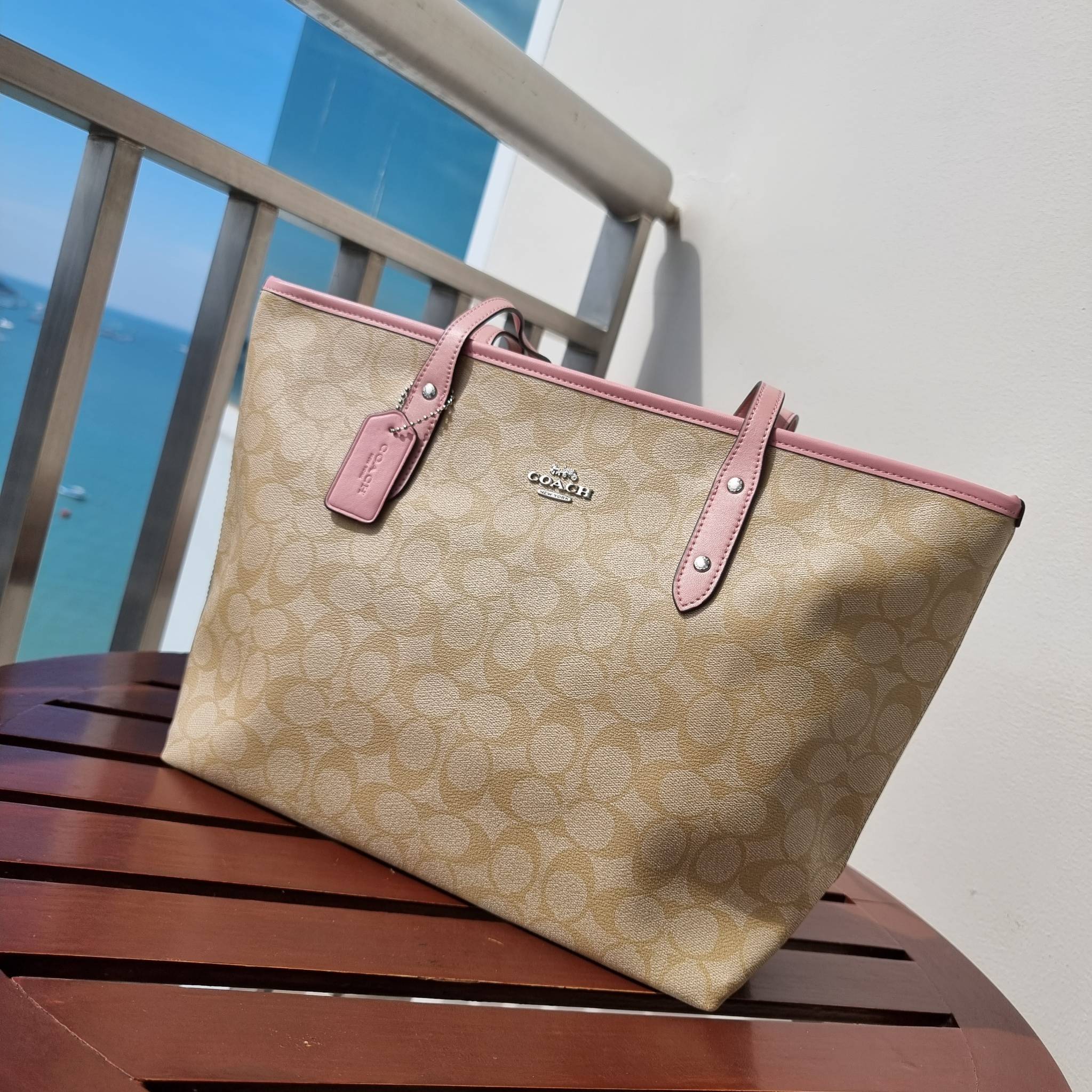 OUTLET 】COACH F58292 CITY ZIP TOTE IN SIGNATURE 16" รุ่นขายดี!! ไซส์ใหญ่ สีสวยมาให้แบบจัดเต็ม!! กระเป๋าถือทรงโท้ทใบใหญ่ สวยน่าใช้ทุกสี สะพายคล้องไหล่ได้เก๋ๆ จุของแน่นๆไปเลยจ้า!! วัสดุหนังแคนวาสคุณภาพ ปากกระเป๋าเปิด-ปิดด้วยซิป กันของหล่นได้ ถือไปไหนก็