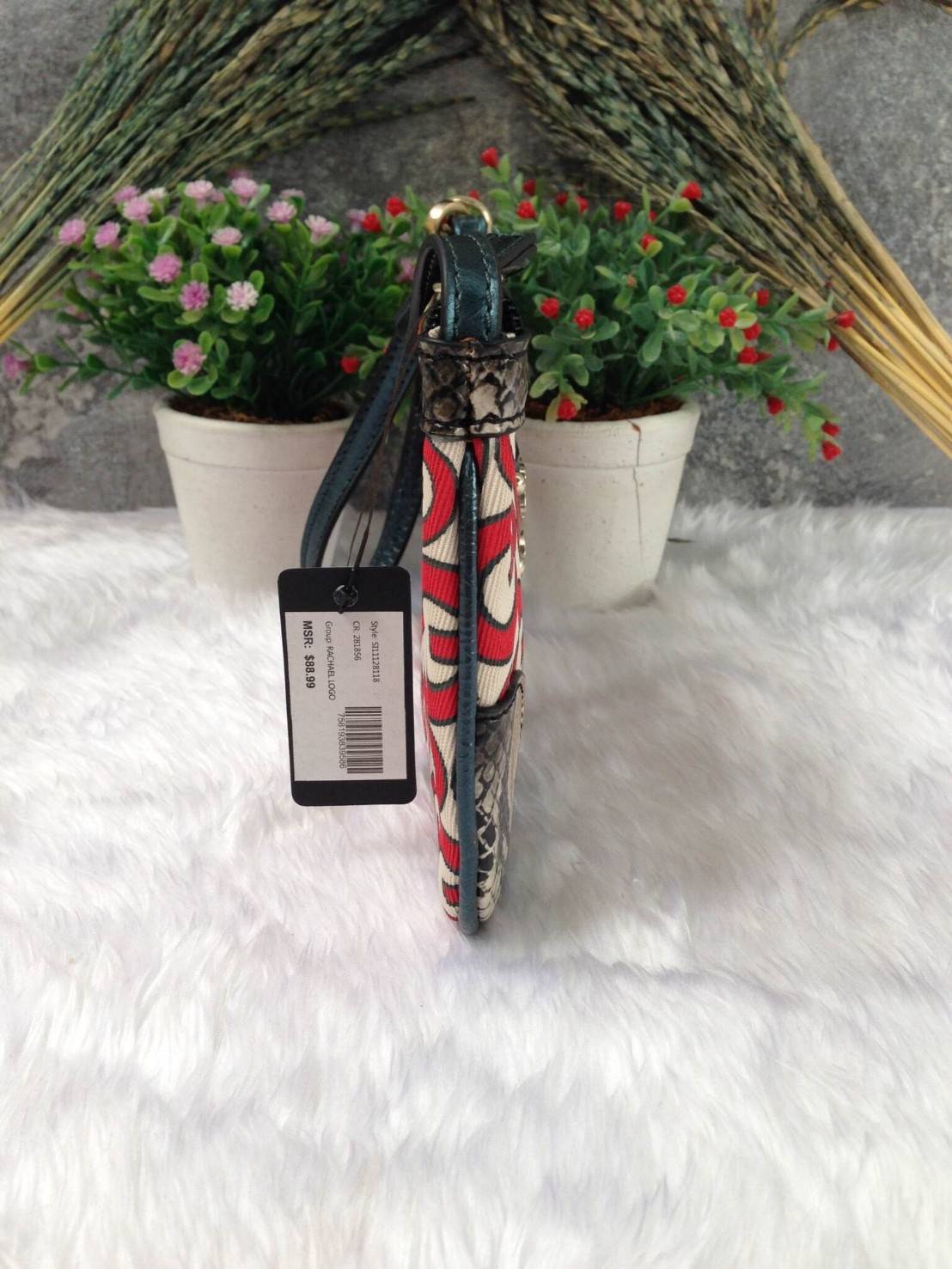 Guess clutch bag กระเป๋าคลัชถือ มาพร้อมสายสะพาย น้ำหนักเบา สีสันสวยงาม แต่งแคนวาสด้วยอักษรG สลับหนังลาย โลโก้โลหะสลักบนหนัง สามารถใส่ iPhone 8+ ได้ สวยหรู น่าใช้มากค่า